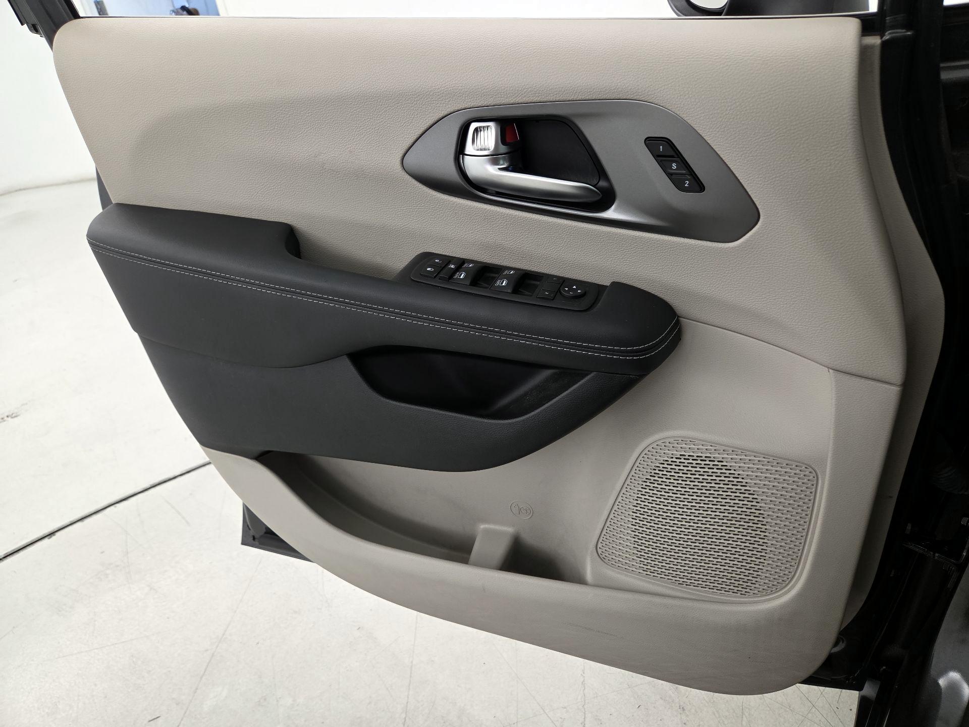 Thumbnail: 2023 Chrysler Pacifica - 12