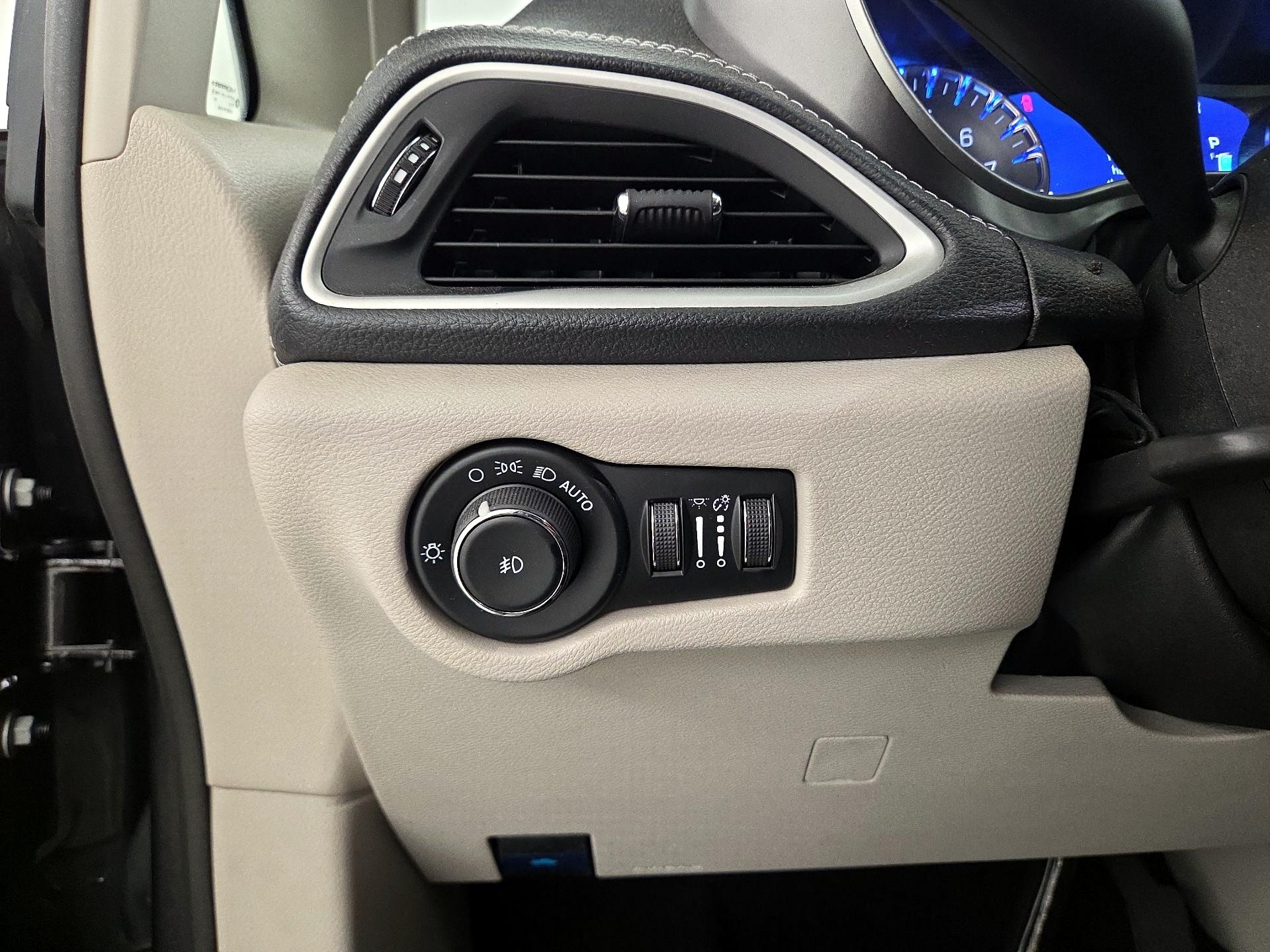 Thumbnail: 2023 Chrysler Pacifica - 13