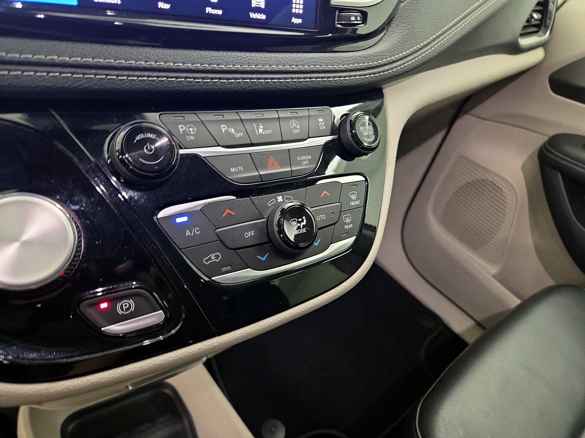 Thumbnail: 2023 Chrysler Pacifica - 17