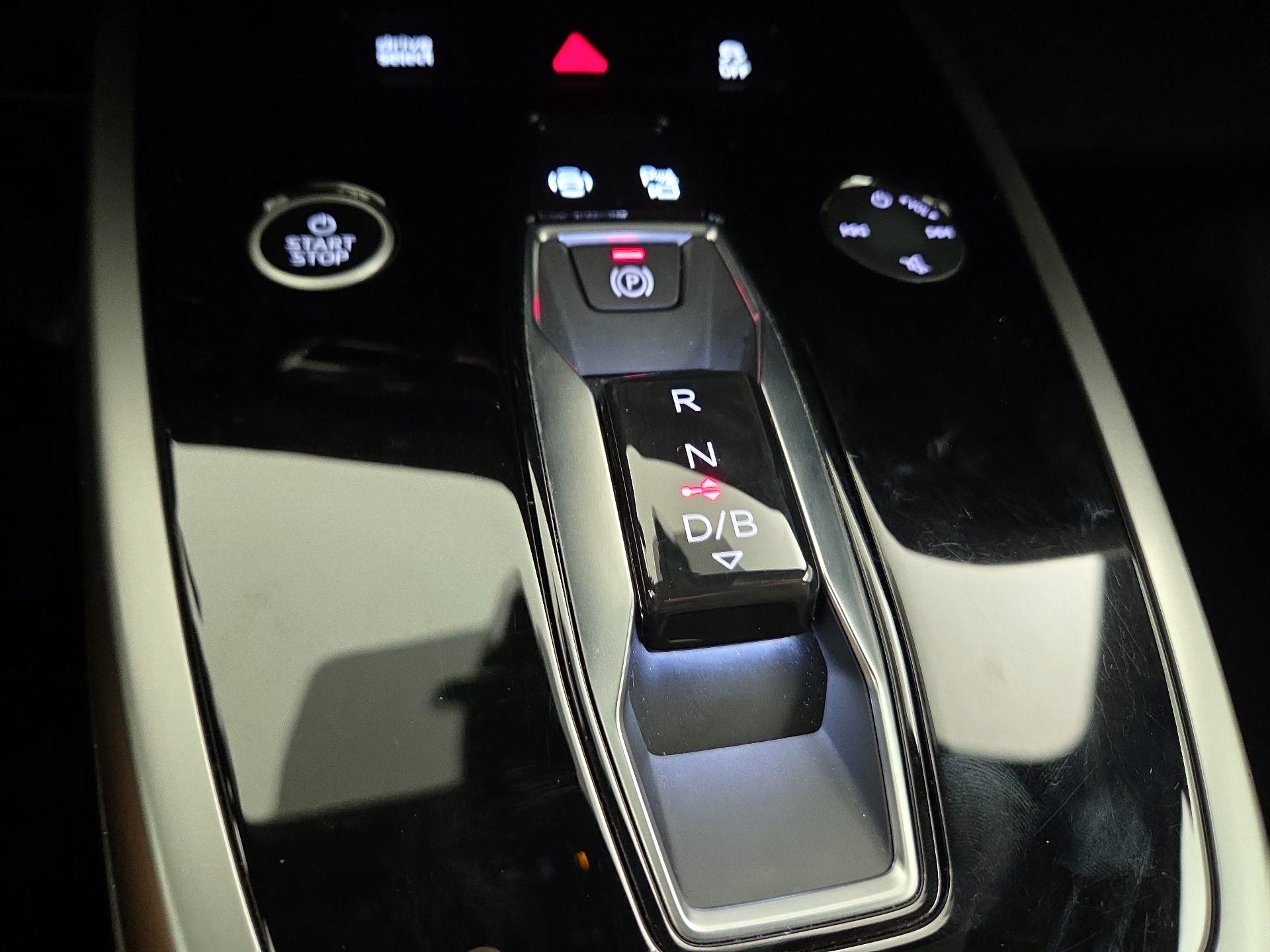 Thumbnail: 2022 Audi Q4 e-tron - 18