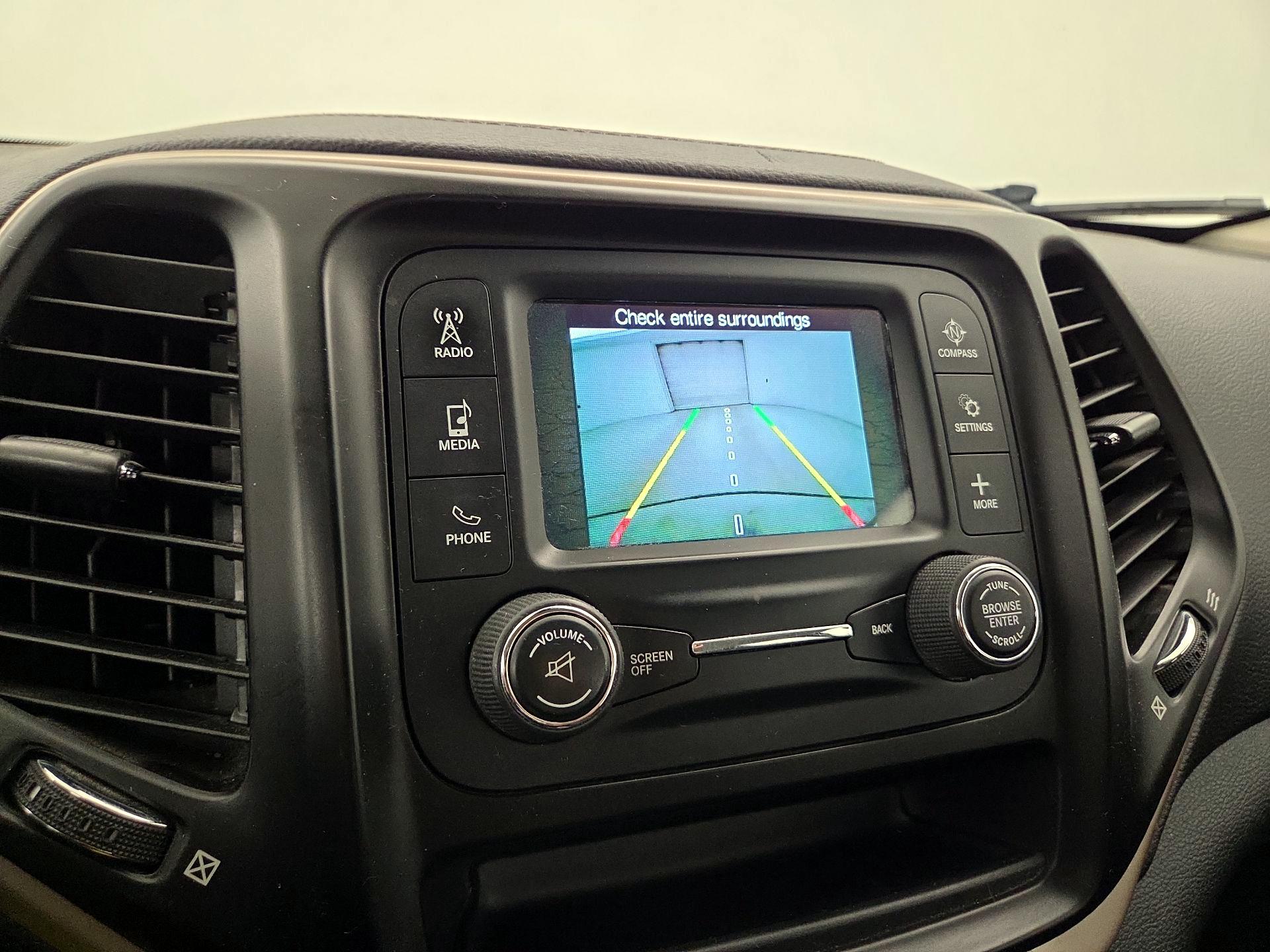 Thumbnail: 2016 Jeep Cherokee - 14
