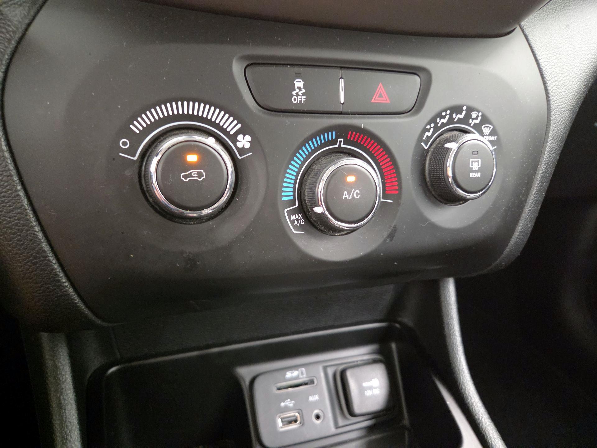 Thumbnail: 2016 Jeep Cherokee - 16