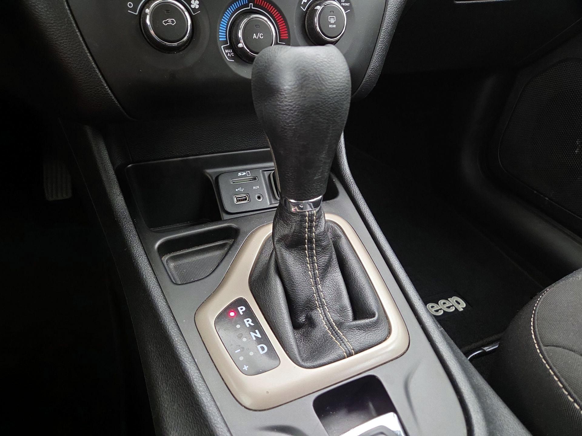 Thumbnail: 2016 Jeep Cherokee - 17