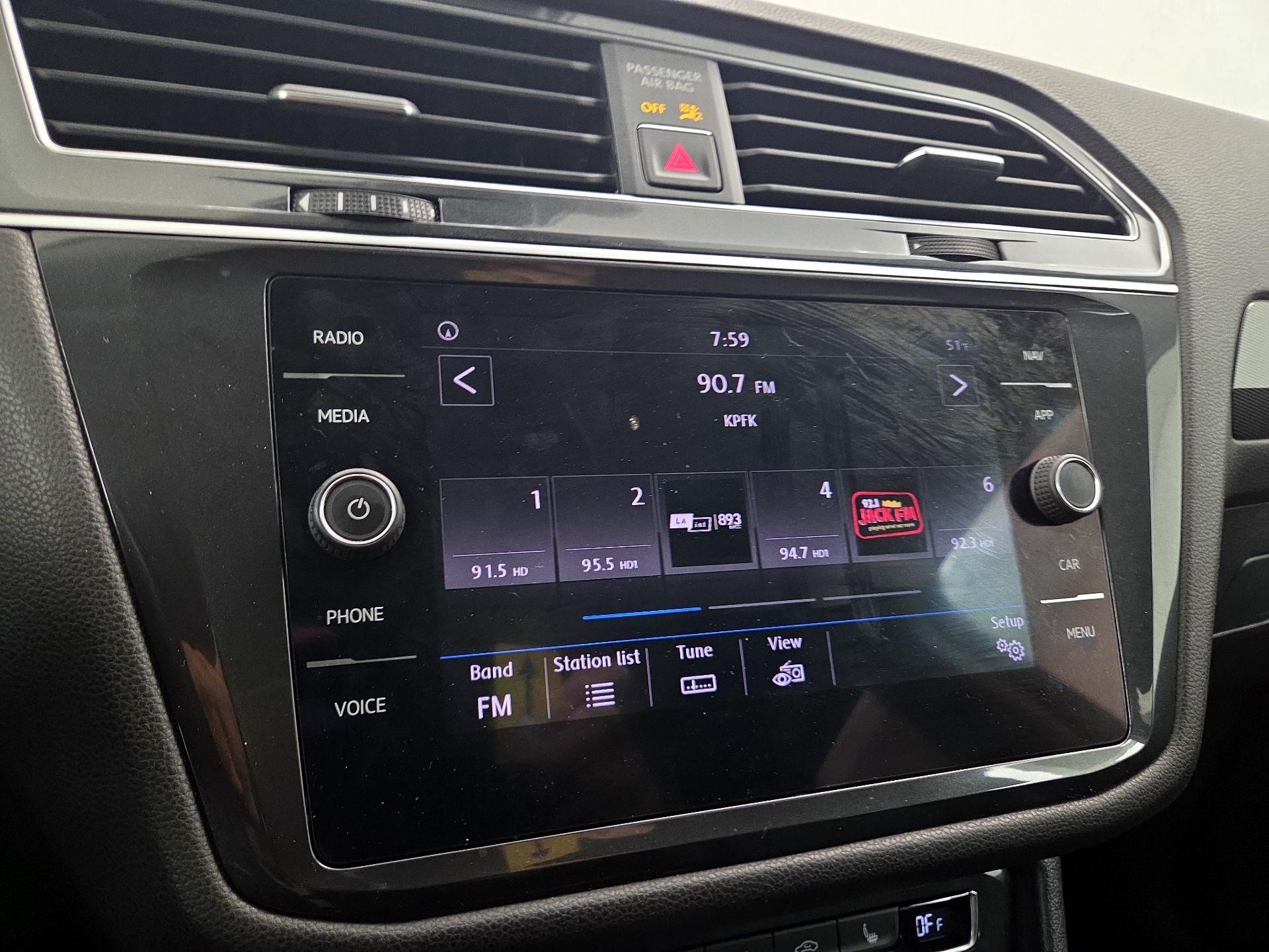Thumbnail: 2018 Volkswagen Tiguan - 16