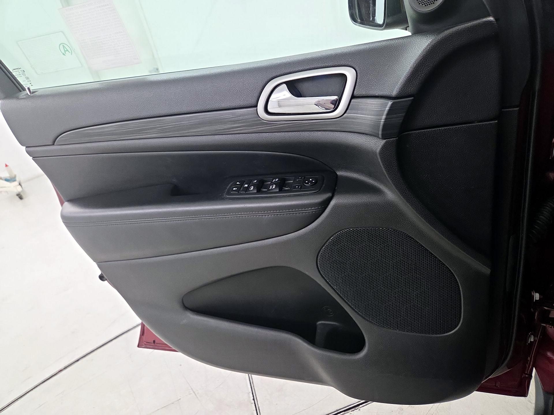 Thumbnail: 2019 Jeep Grand Cherokee - 12