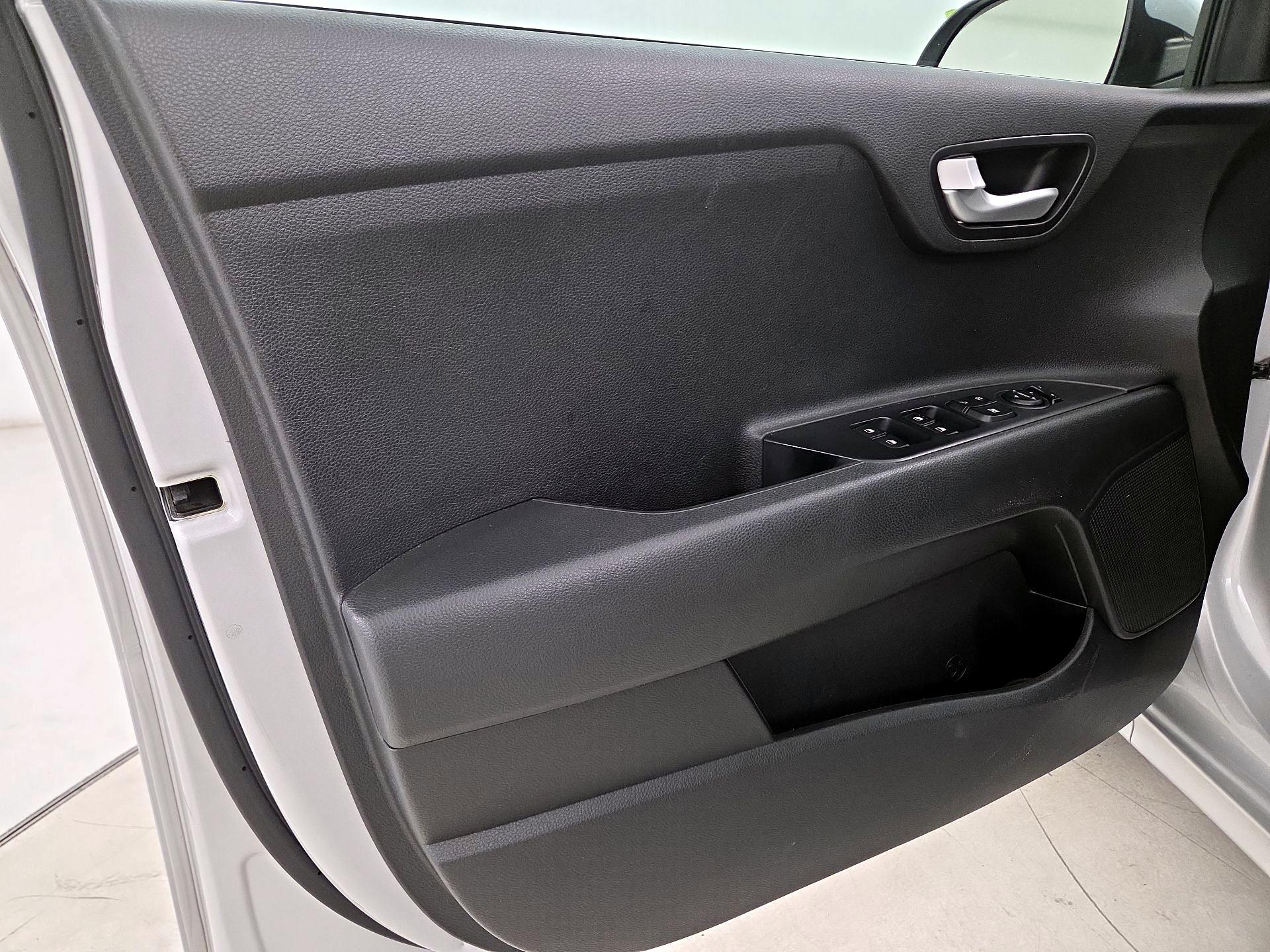 Thumbnail: 2019 Kia Rio - 12