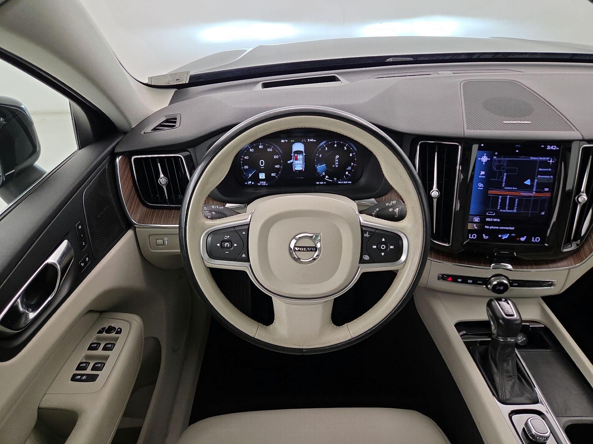 Thumbnail: 2021 Volvo XC60 - 10