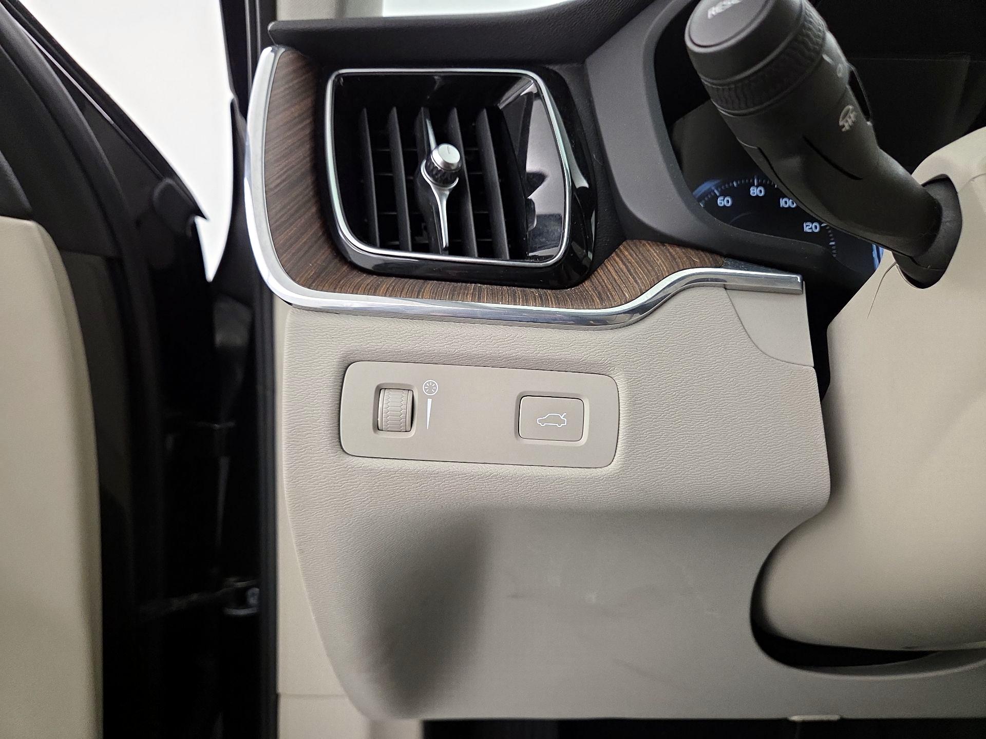 Thumbnail: 2021 Volvo XC60 - 13
