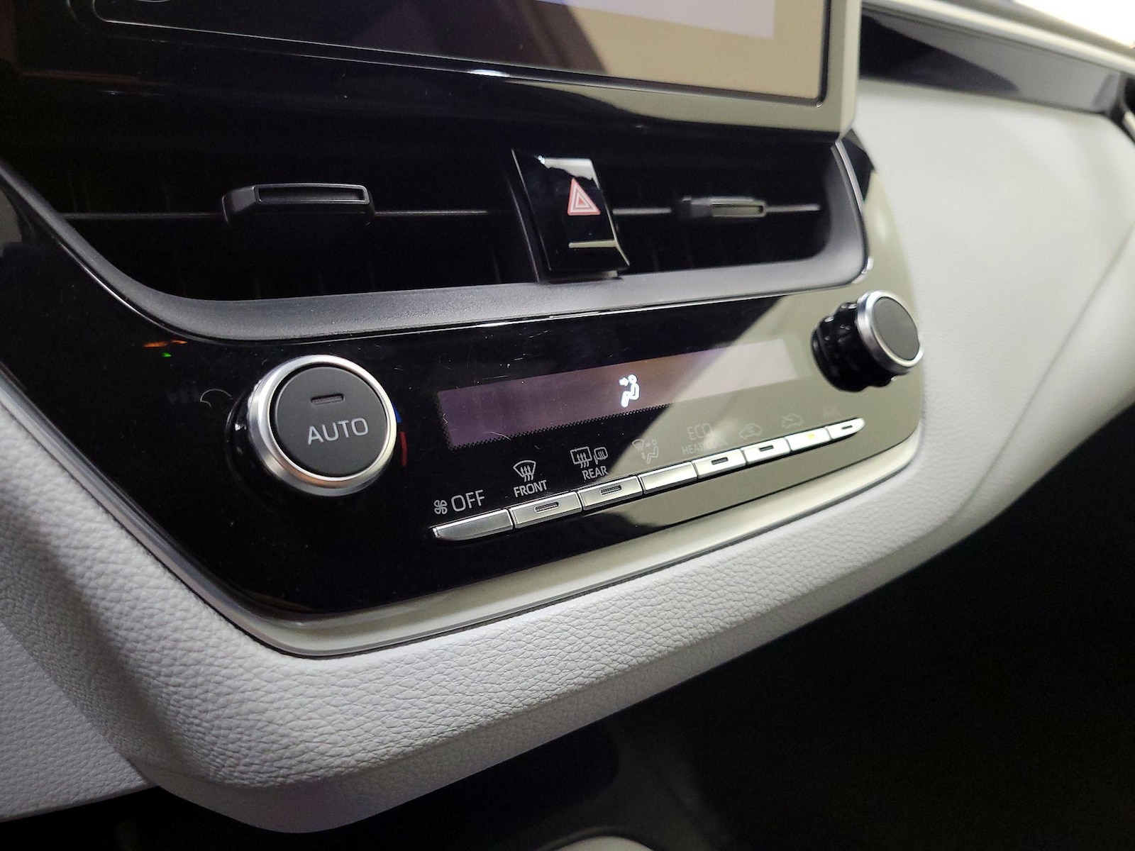 2026 Toyota Corolla SE - Photo 17