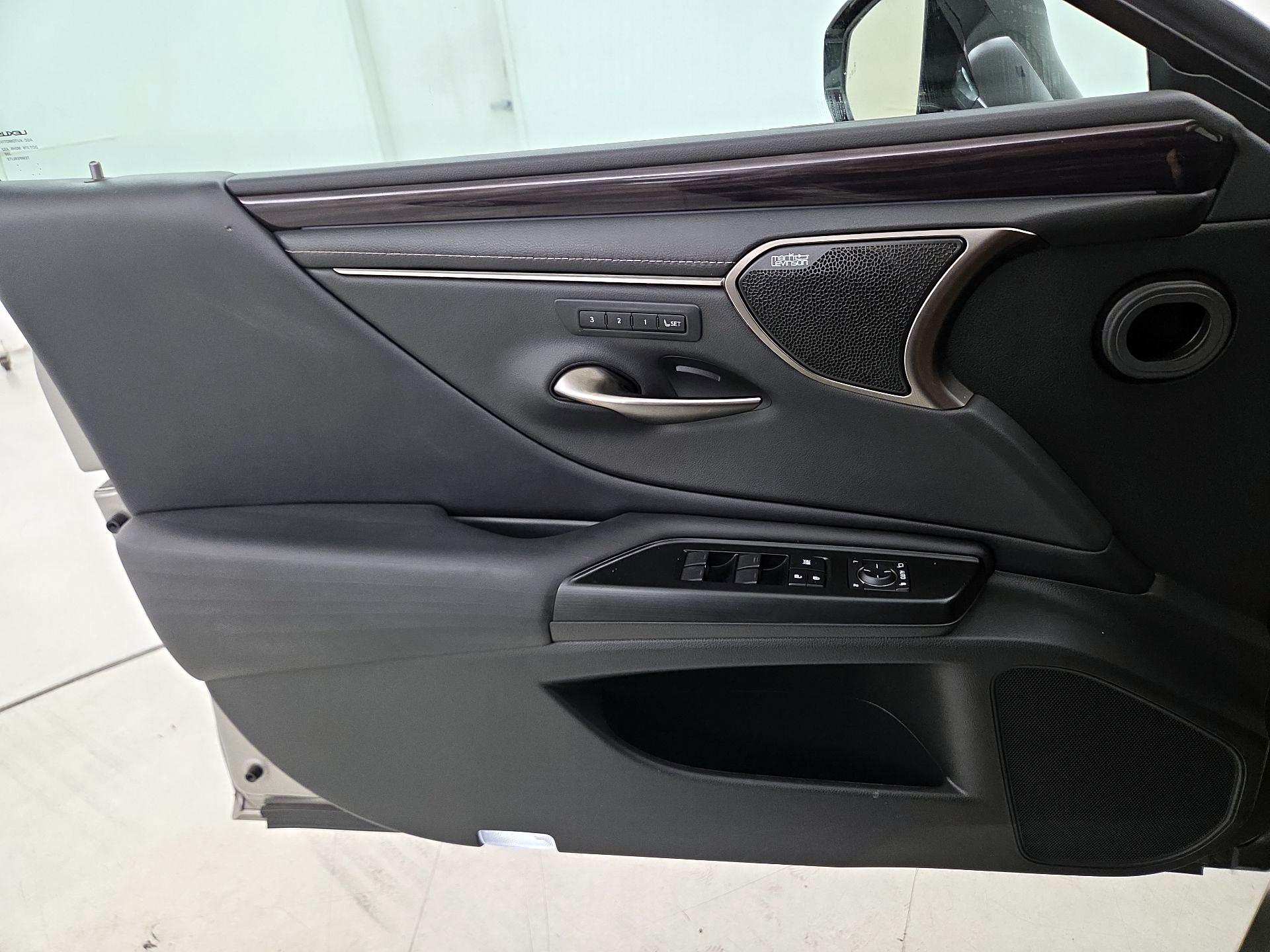 Thumbnail: 2020 Lexus ES - 12
