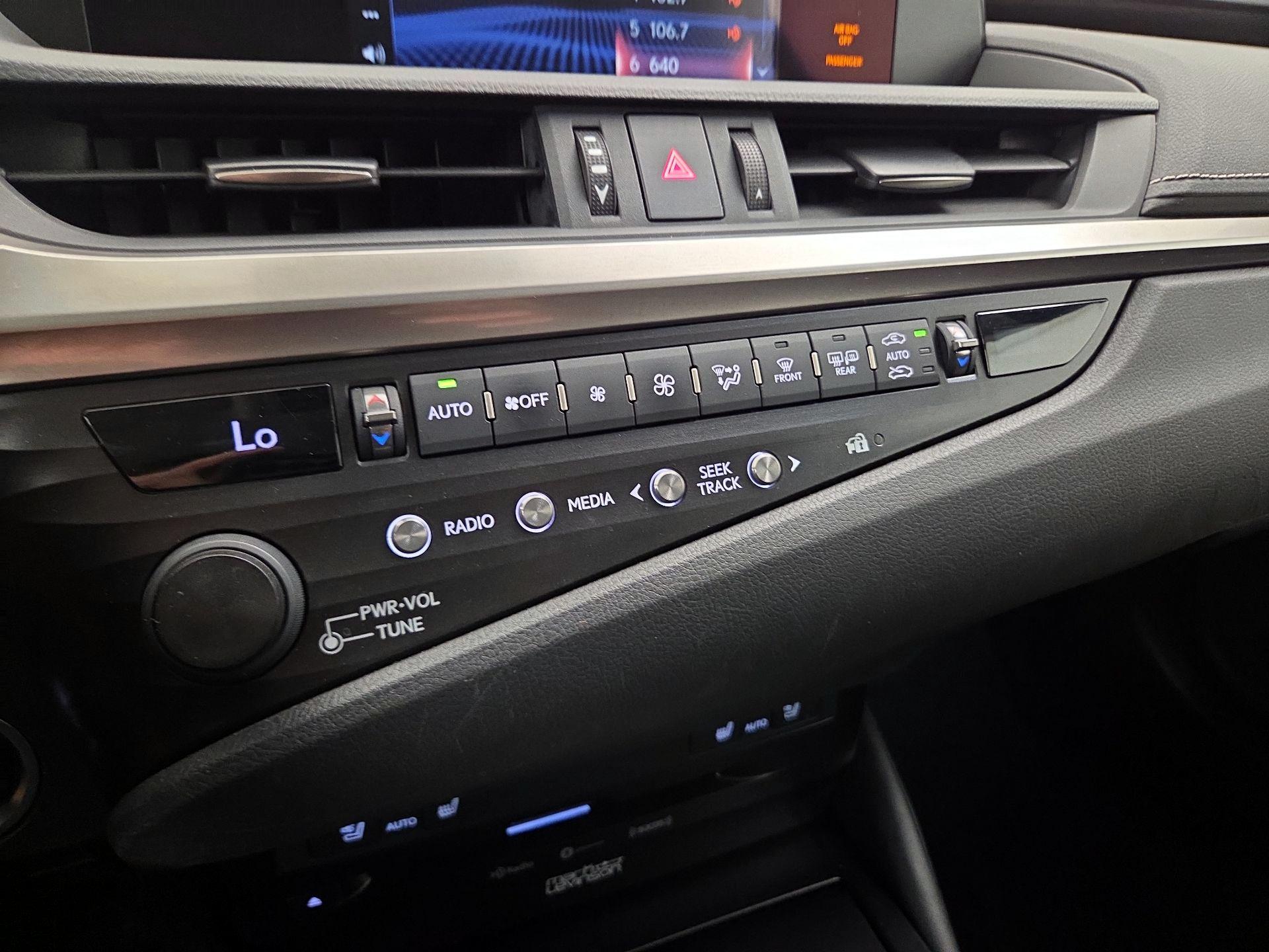 Thumbnail: 2020 Lexus ES - 16