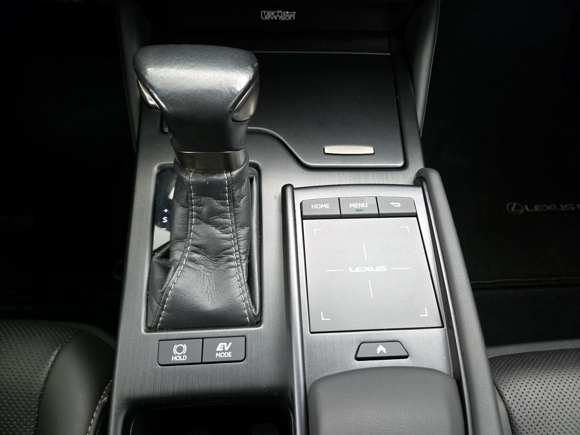 Thumbnail: 2020 Lexus ES - 17