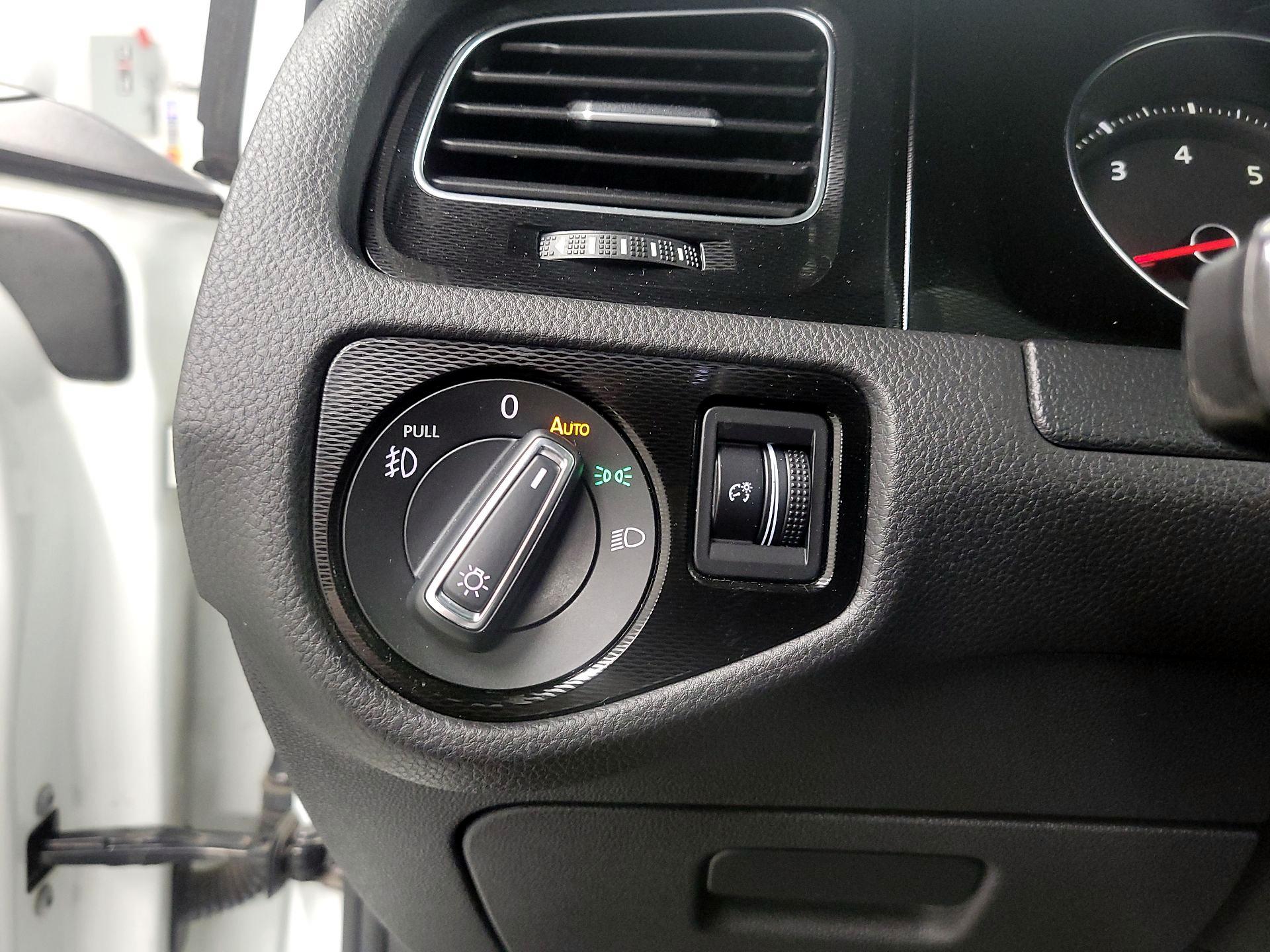 Thumbnail: 2015 Volkswagen Golf - 11