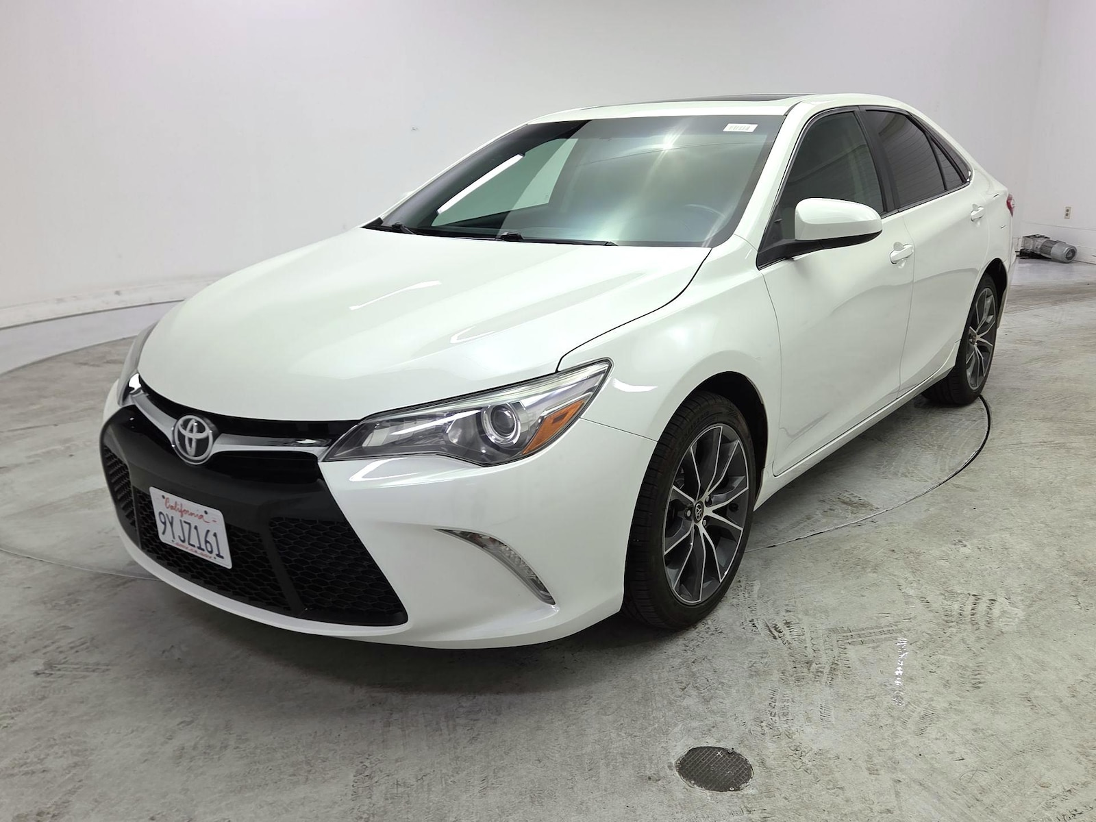 2017 Toyota Camry XSE - Photo 3