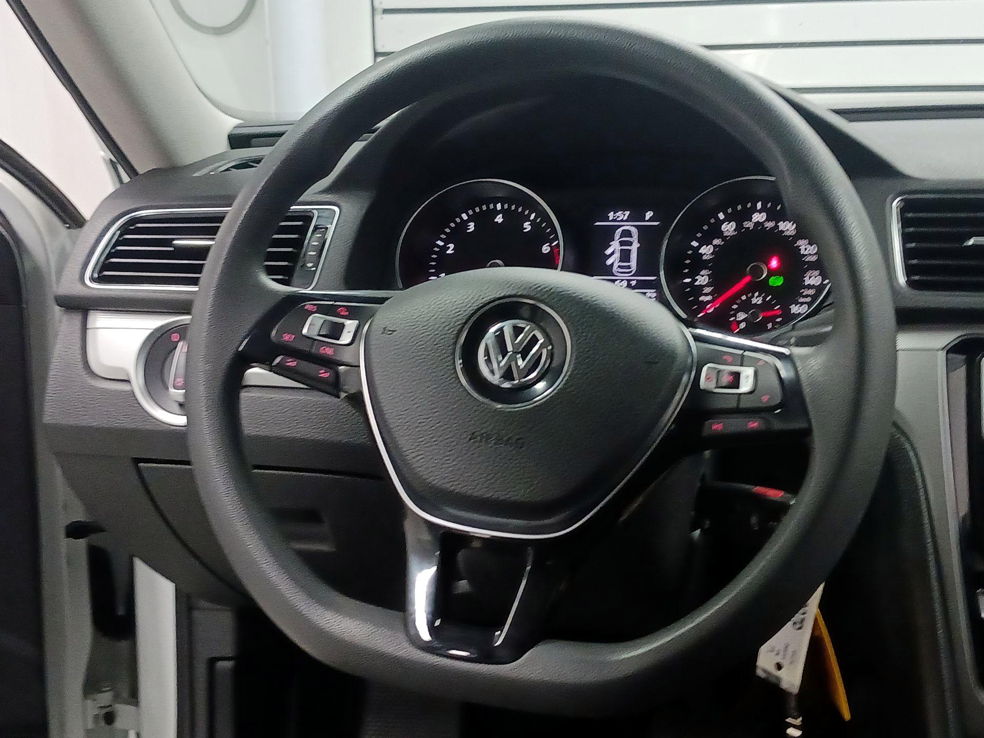 Thumbnail: 2016 Volkswagen Passat - 10
