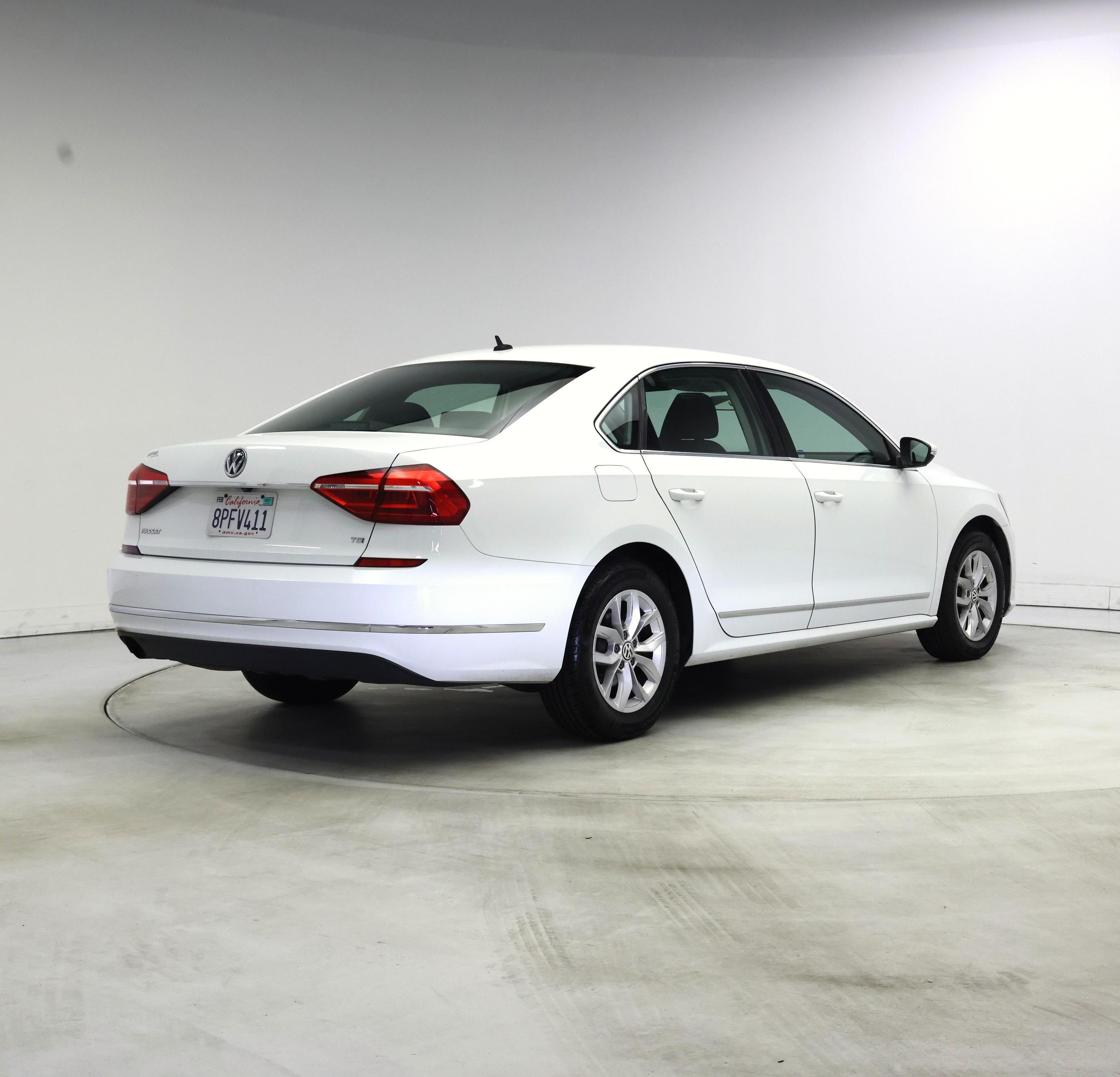 Thumbnail: 2016 Volkswagen Passat - 8