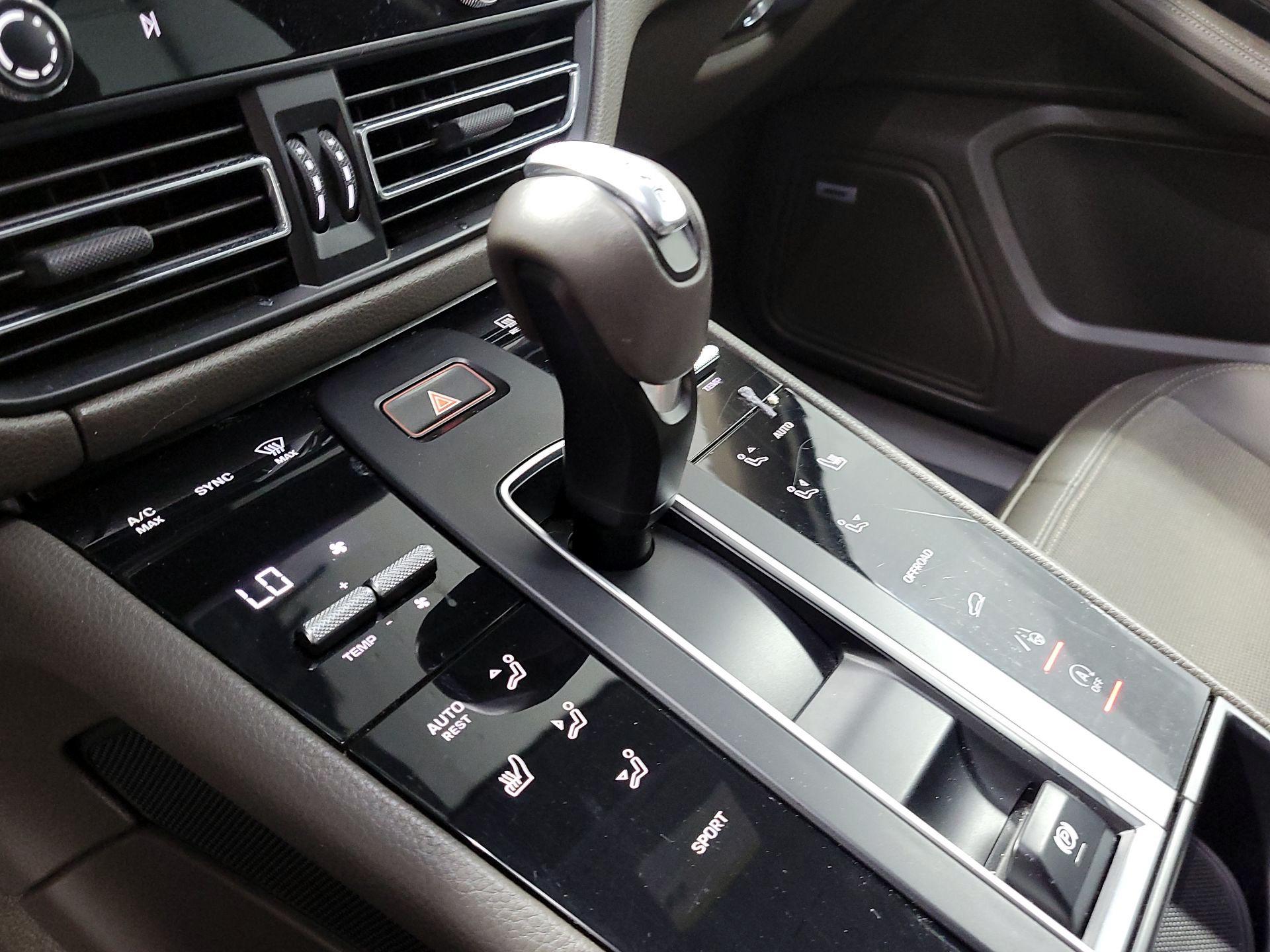 Thumbnail: 2022 Porsche Macan - 15