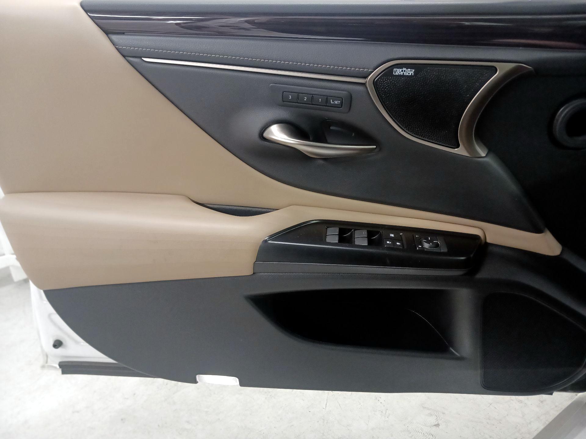 Thumbnail: 2019 Lexus ES - 12