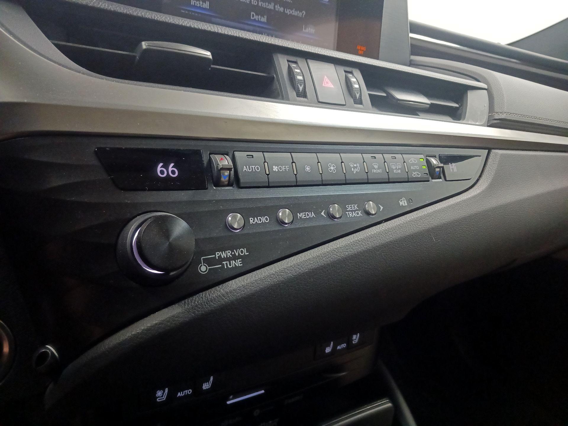 Thumbnail: 2019 Lexus ES - 15