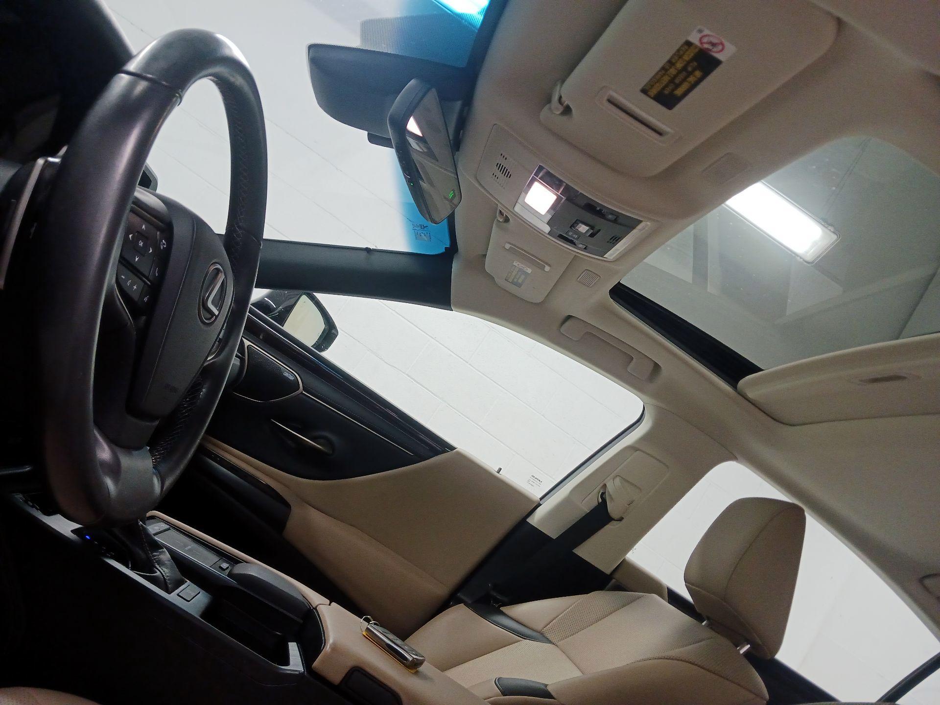 Thumbnail: 2019 Lexus ES - 18
