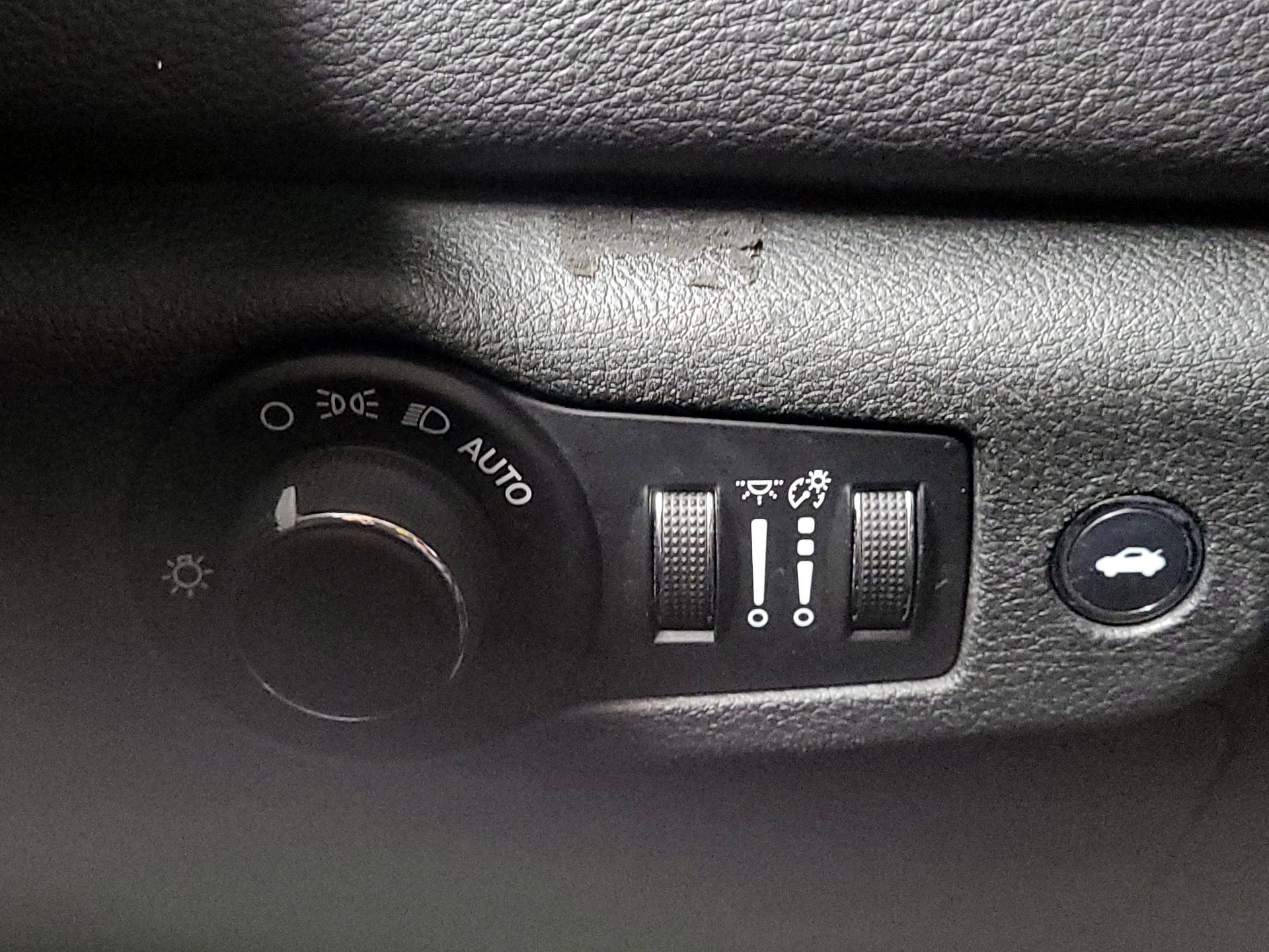 Thumbnail: 2015 Chrysler 200 - 13