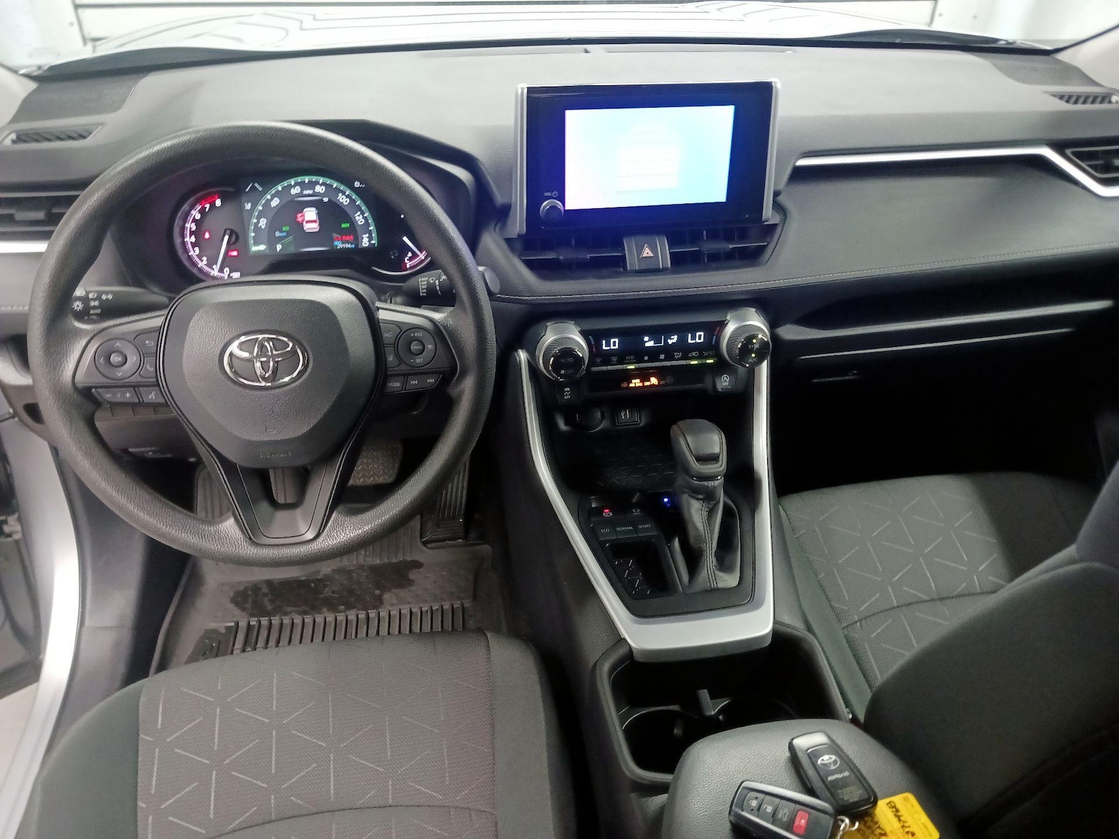 2023 Toyota RAV4 XLE - Photo 10