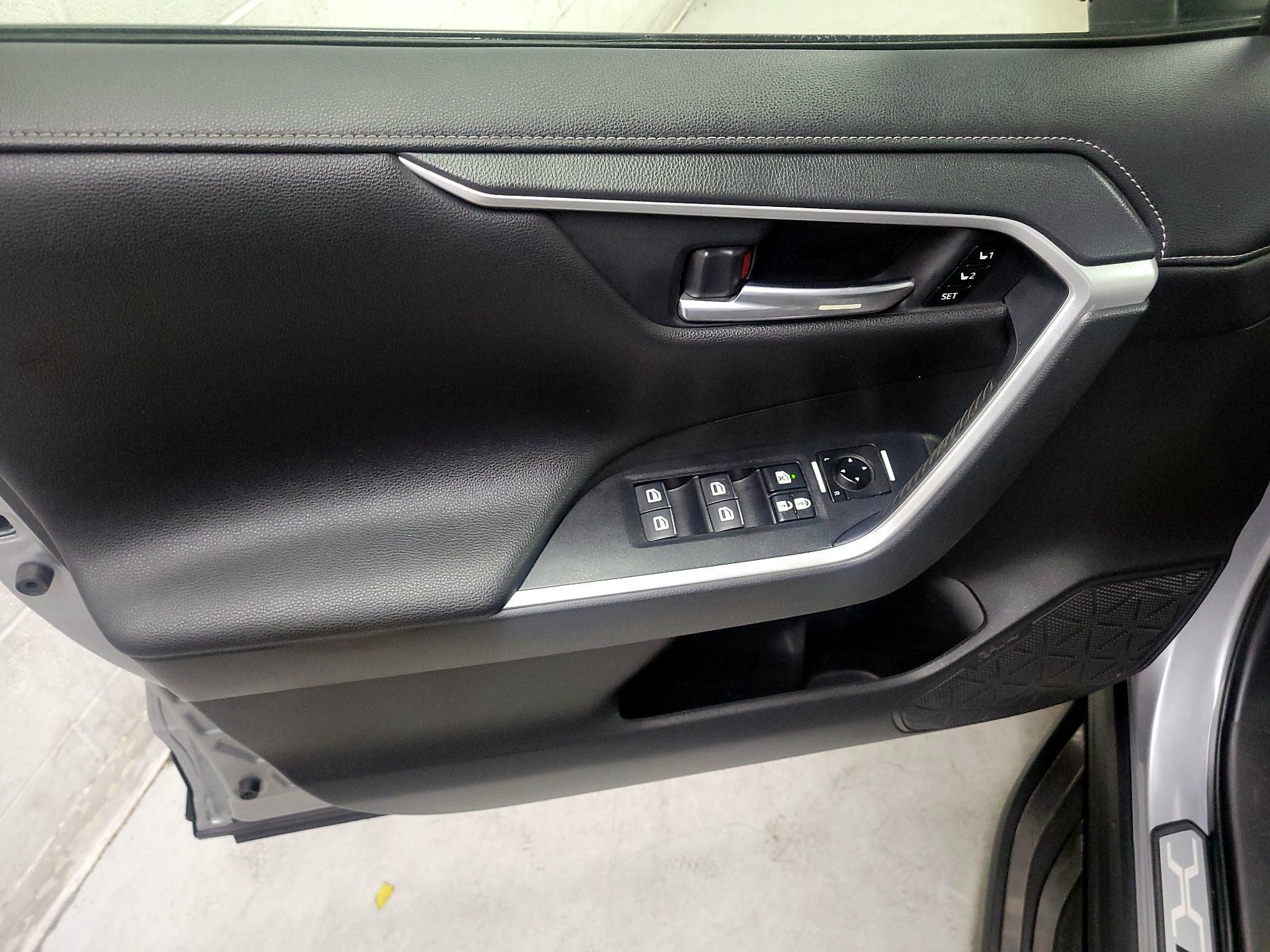 Thumbnail: 2020 Toyota RAV4 - 12