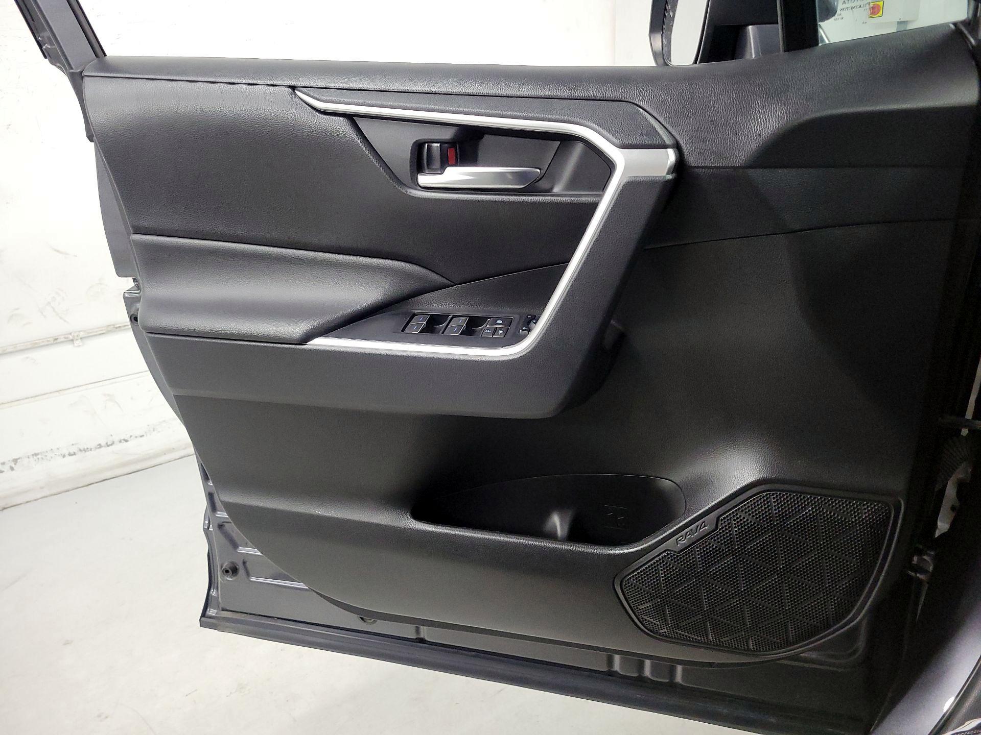 Thumbnail: 2022 Toyota RAV4 - 12