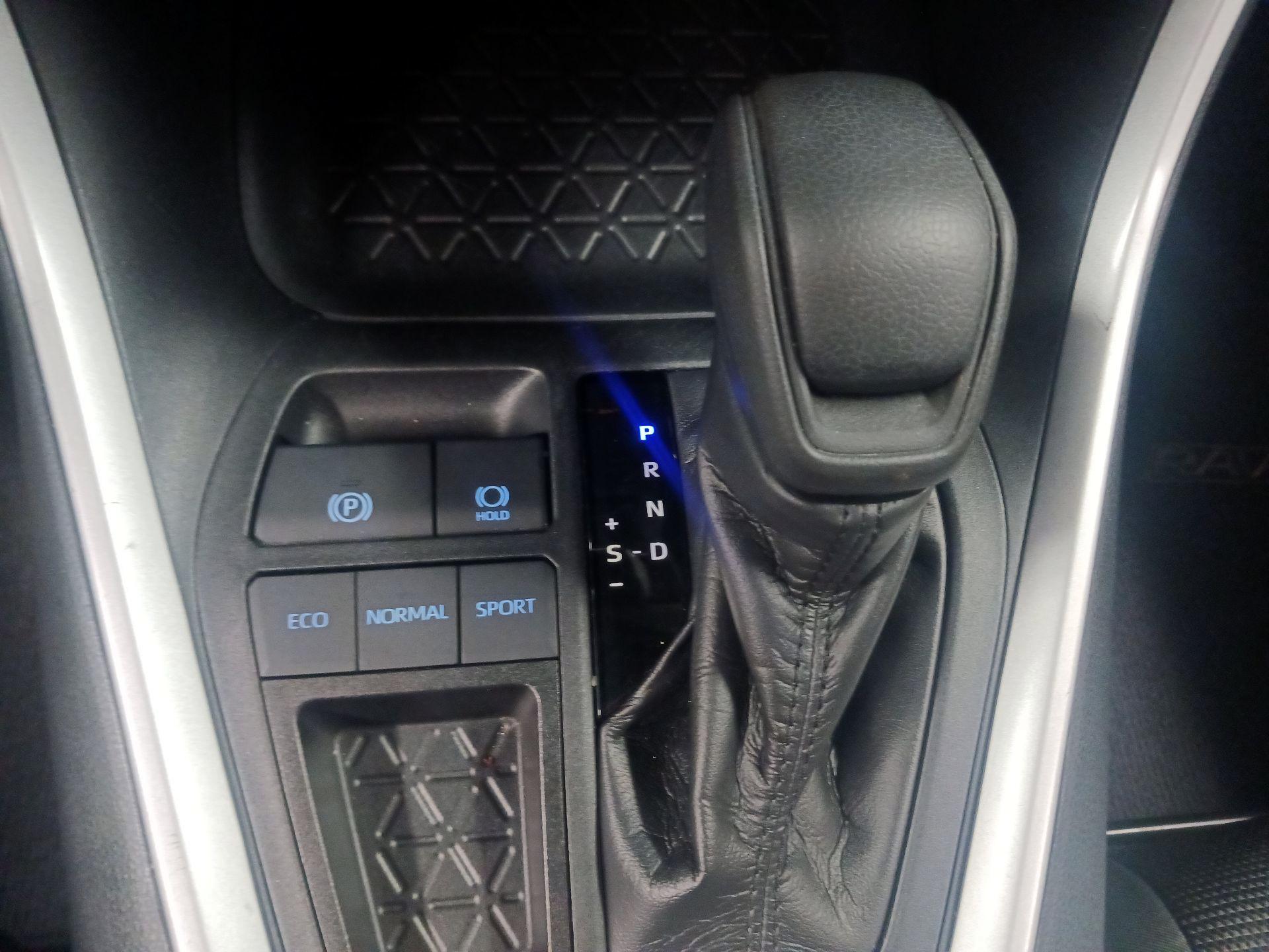 Thumbnail: 2020 Toyota RAV4 - 15