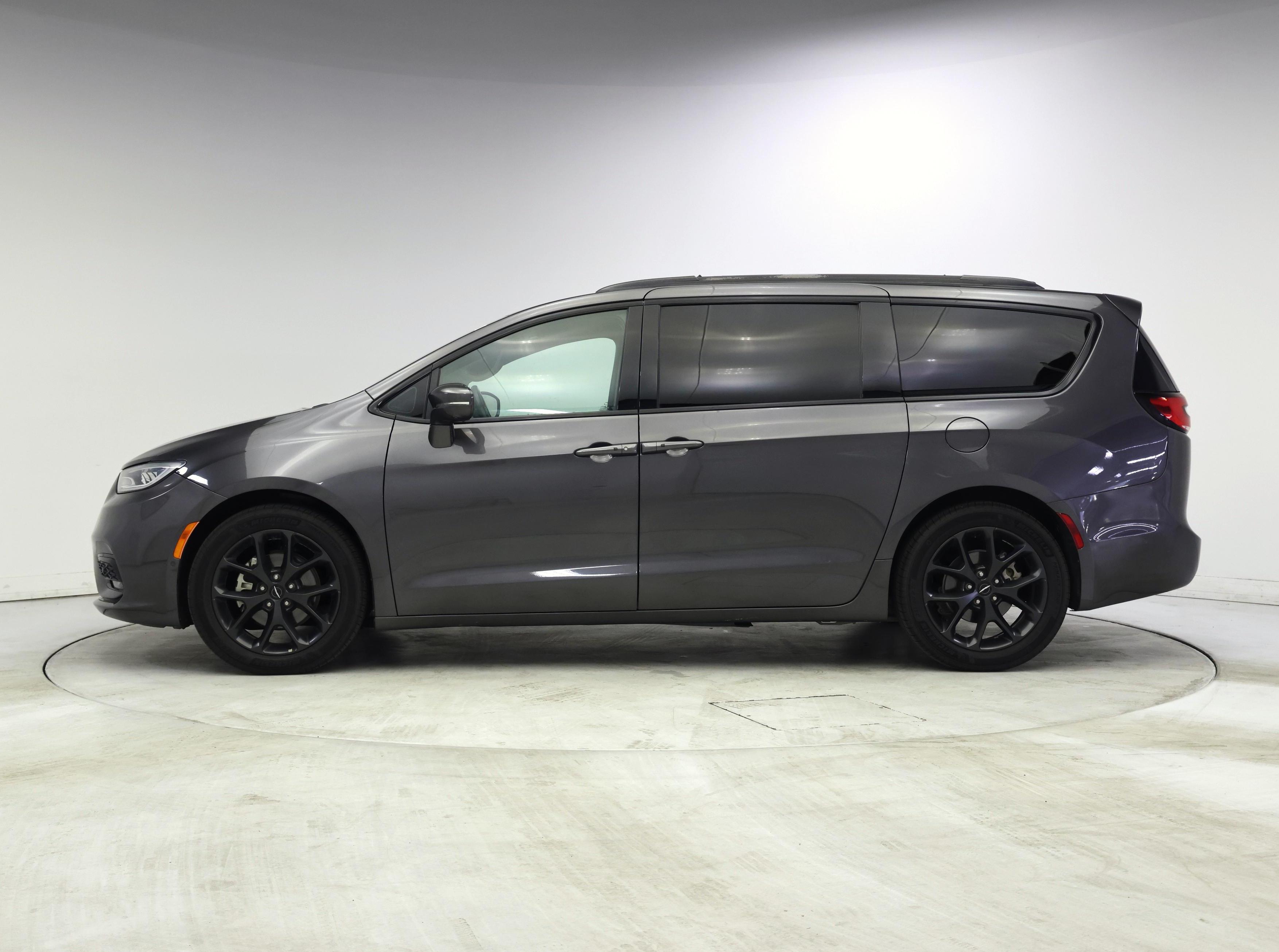 Thumbnail: 2021 Chrysler Pacifica - 3