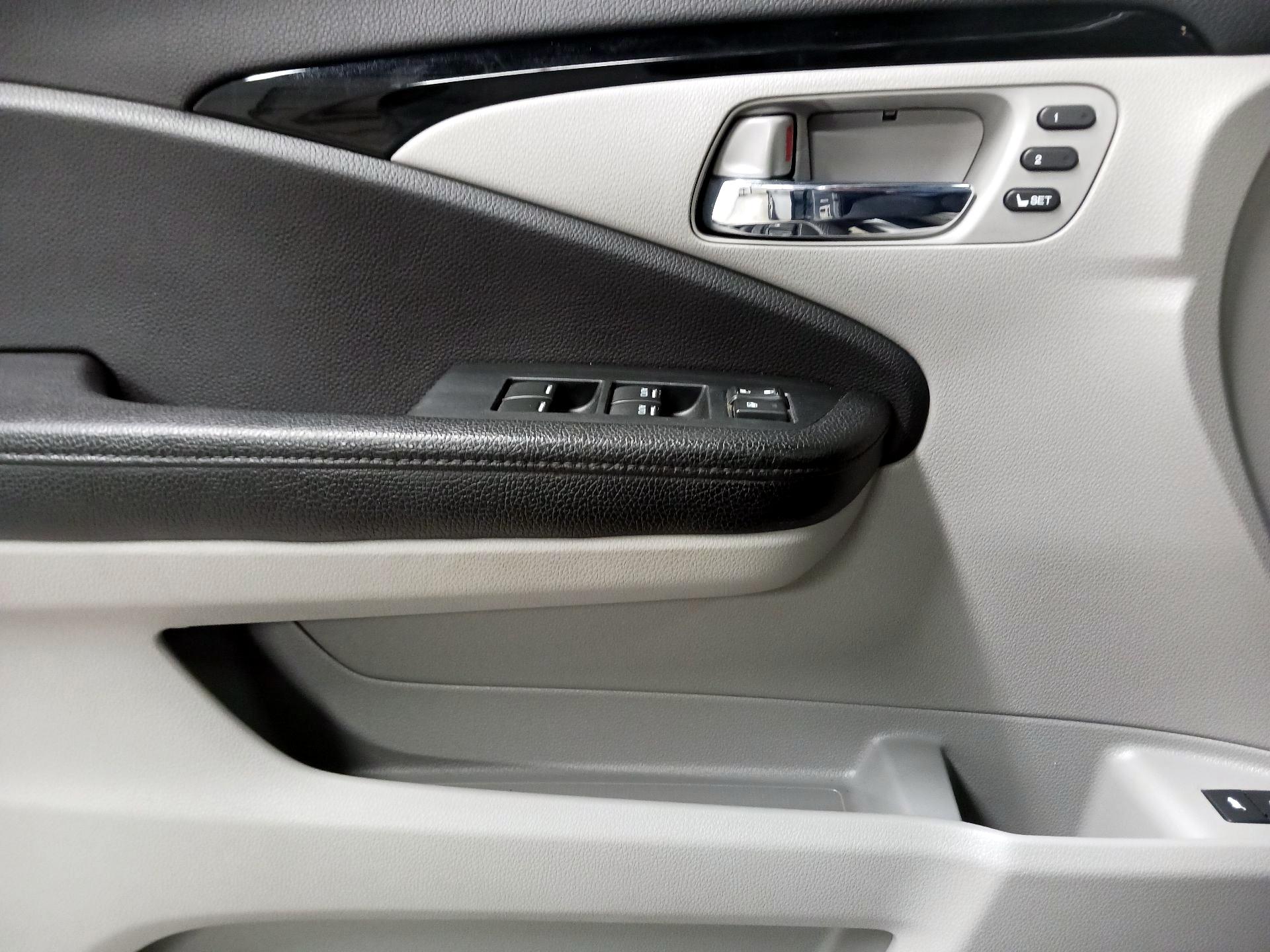 Thumbnail: 2016 Honda Pilot - 12