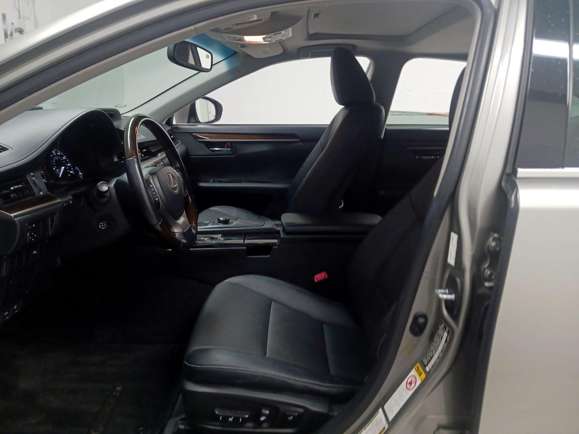 Thumbnail: 2015 Lexus ES - 11
