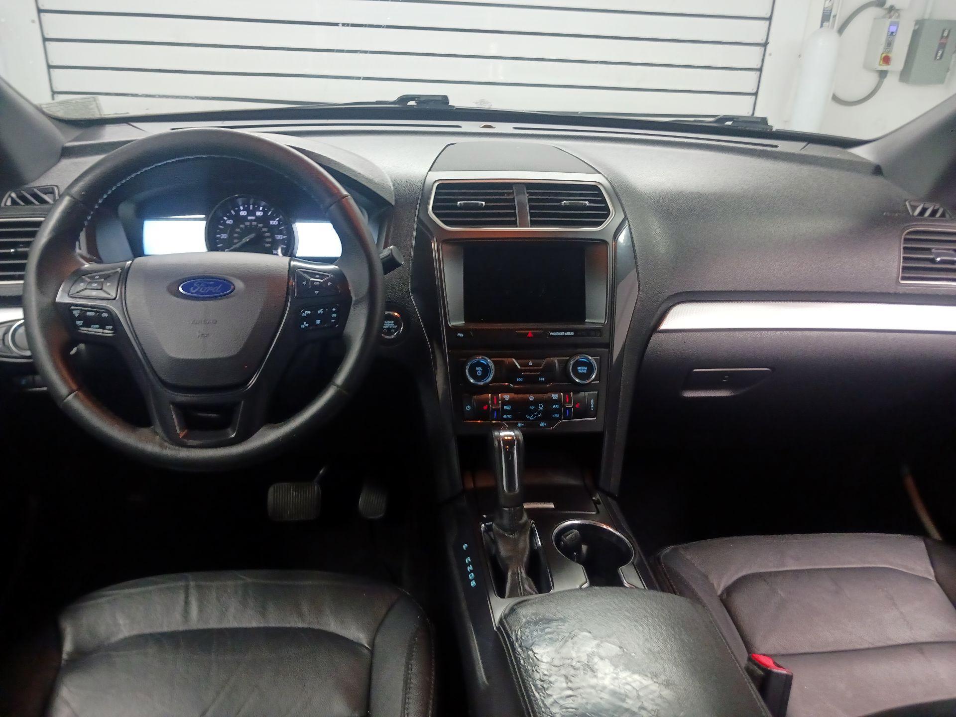 Thumbnail: 2017 Ford Explorer - 9