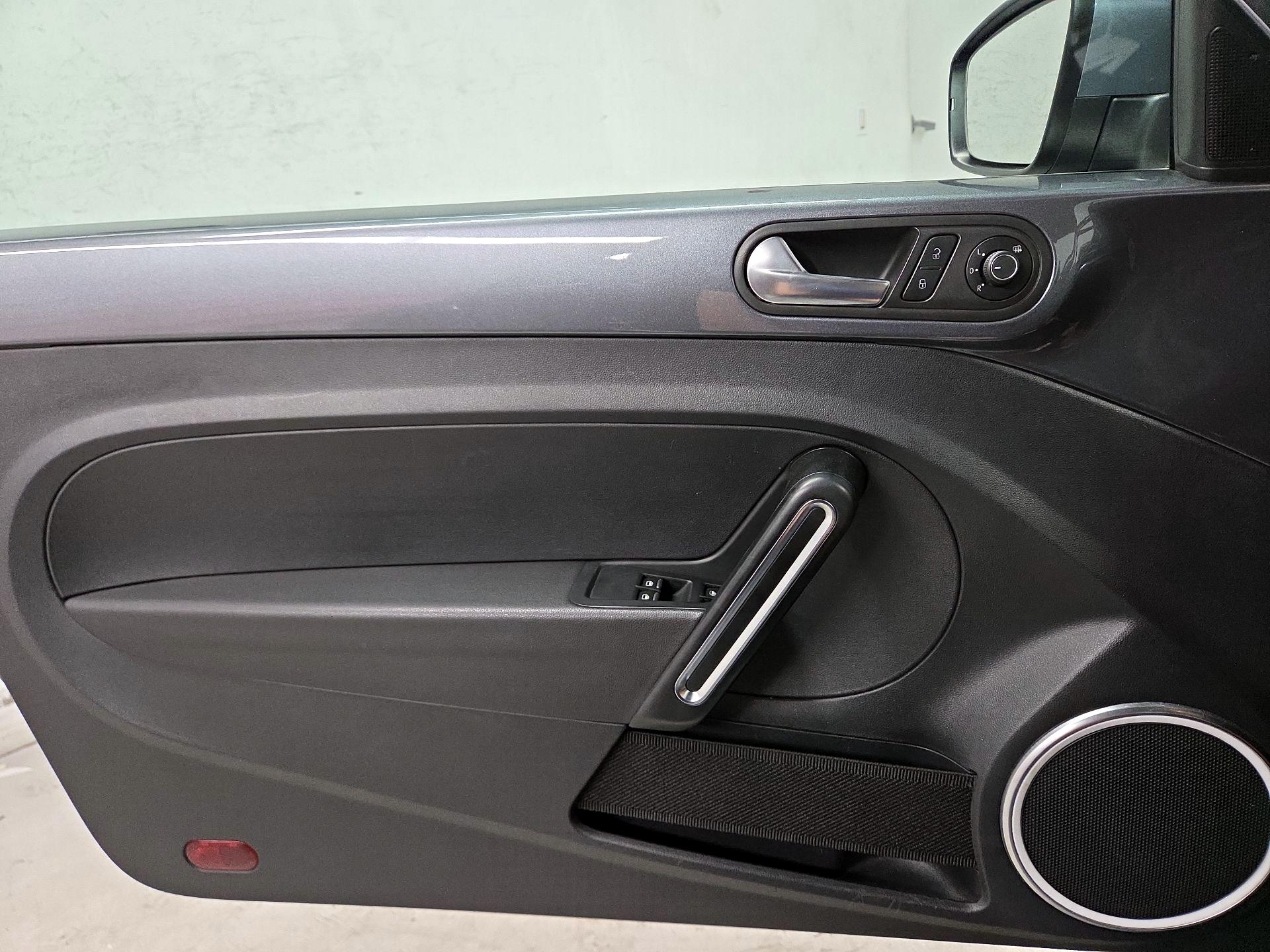 Thumbnail: 2018 Volkswagen Beetle - 12