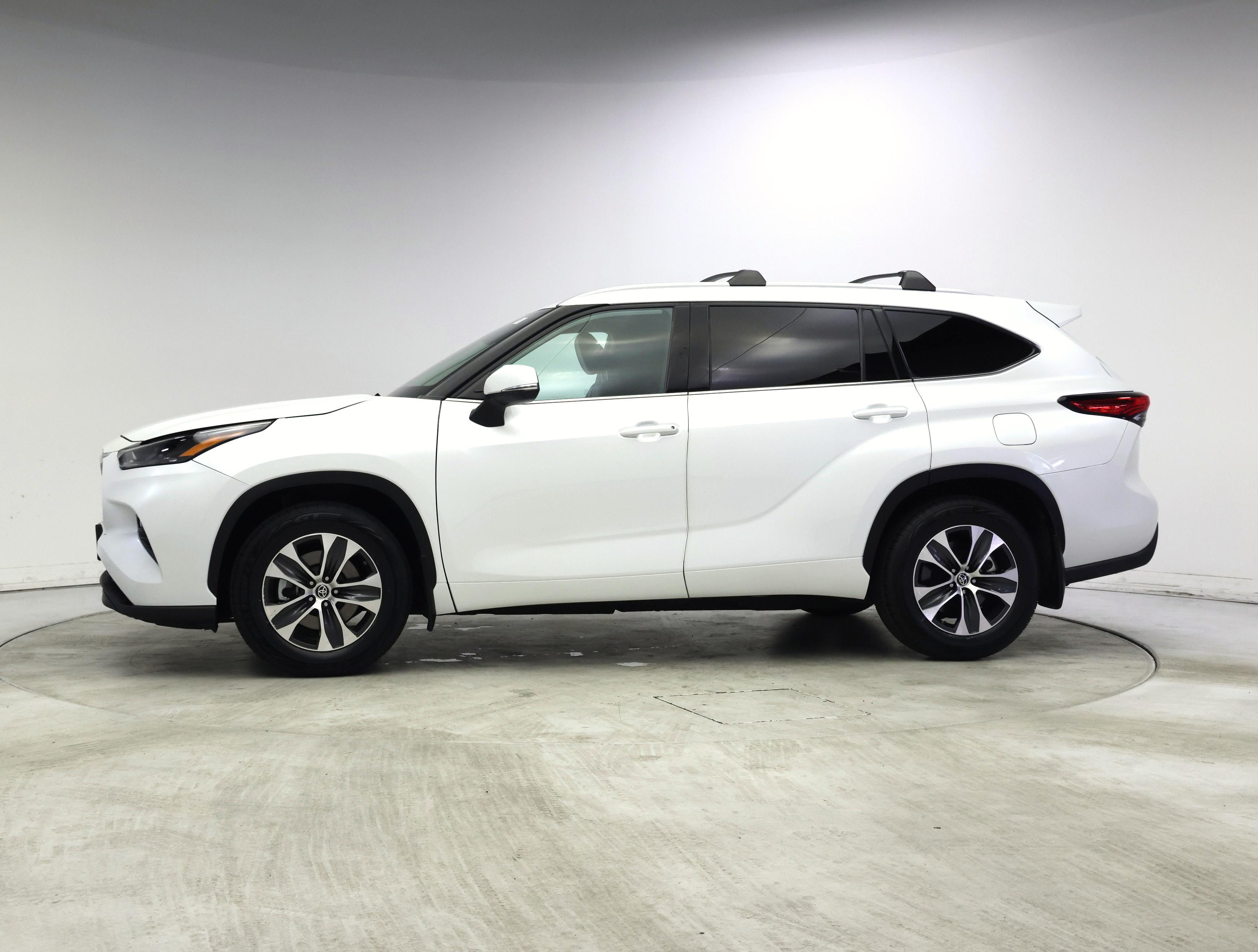 Thumbnail: 2022 Toyota Highlander - 3