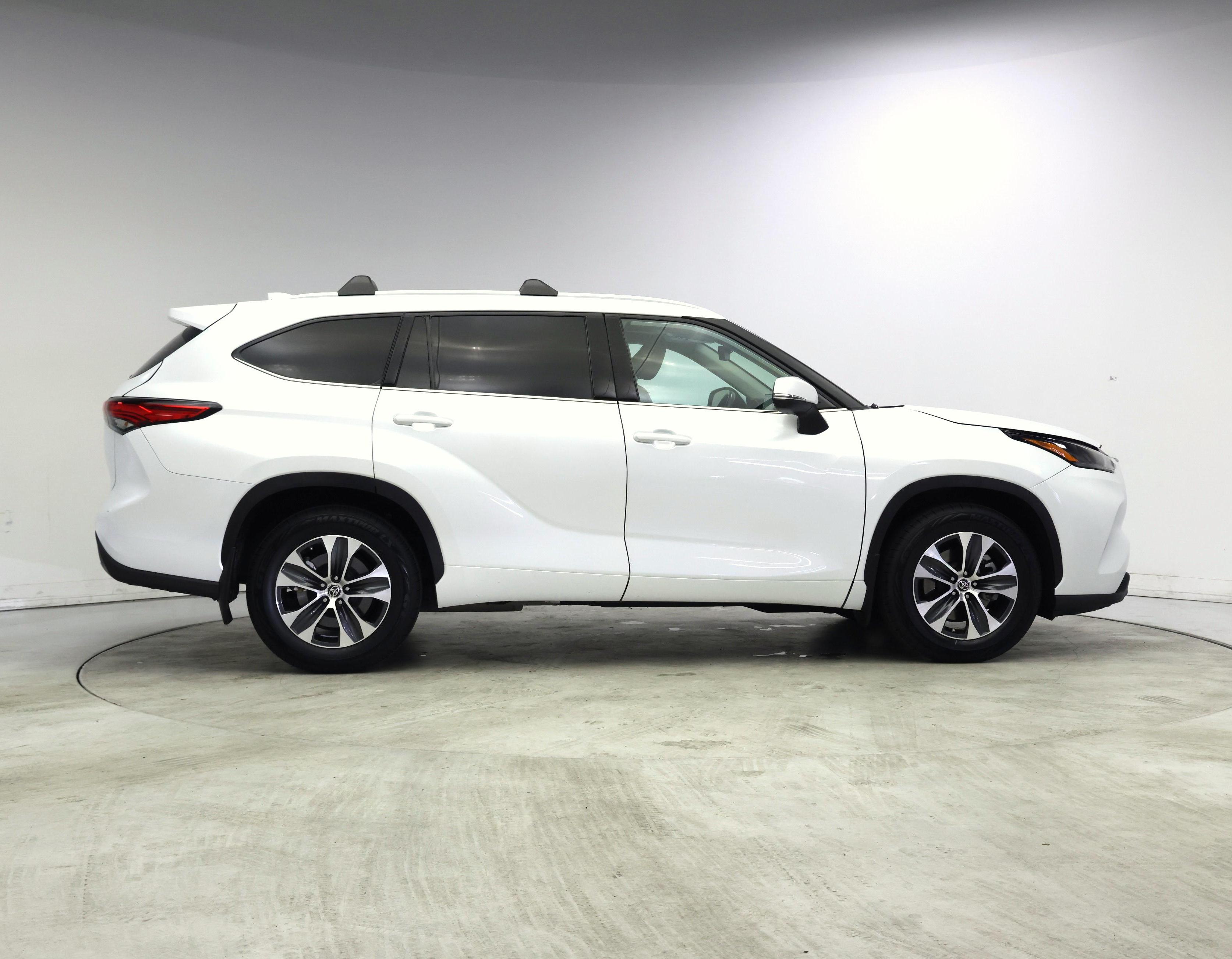 Thumbnail: 2022 Toyota Highlander - 7