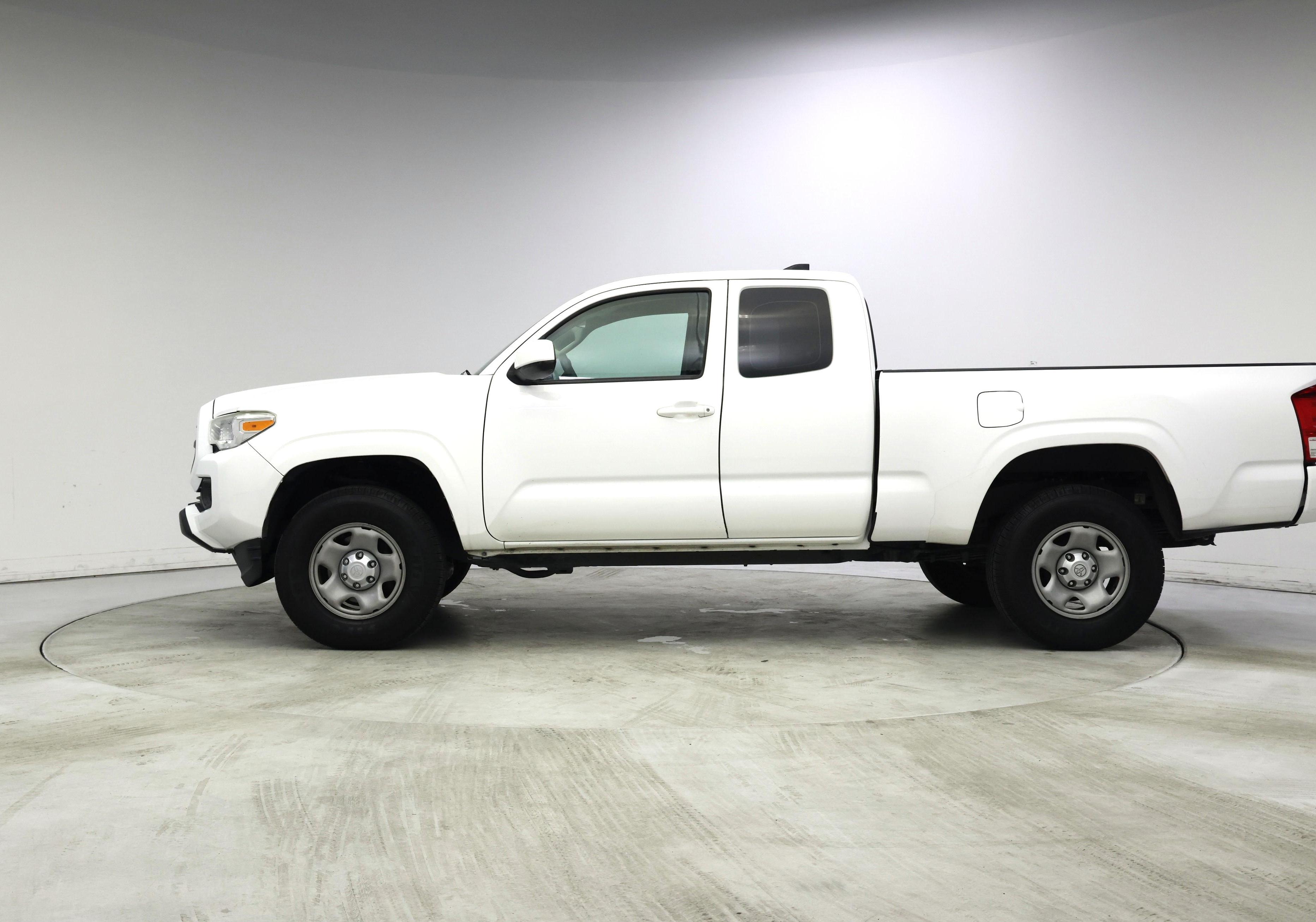 Thumbnail: 2017 Toyota Tacoma - 3