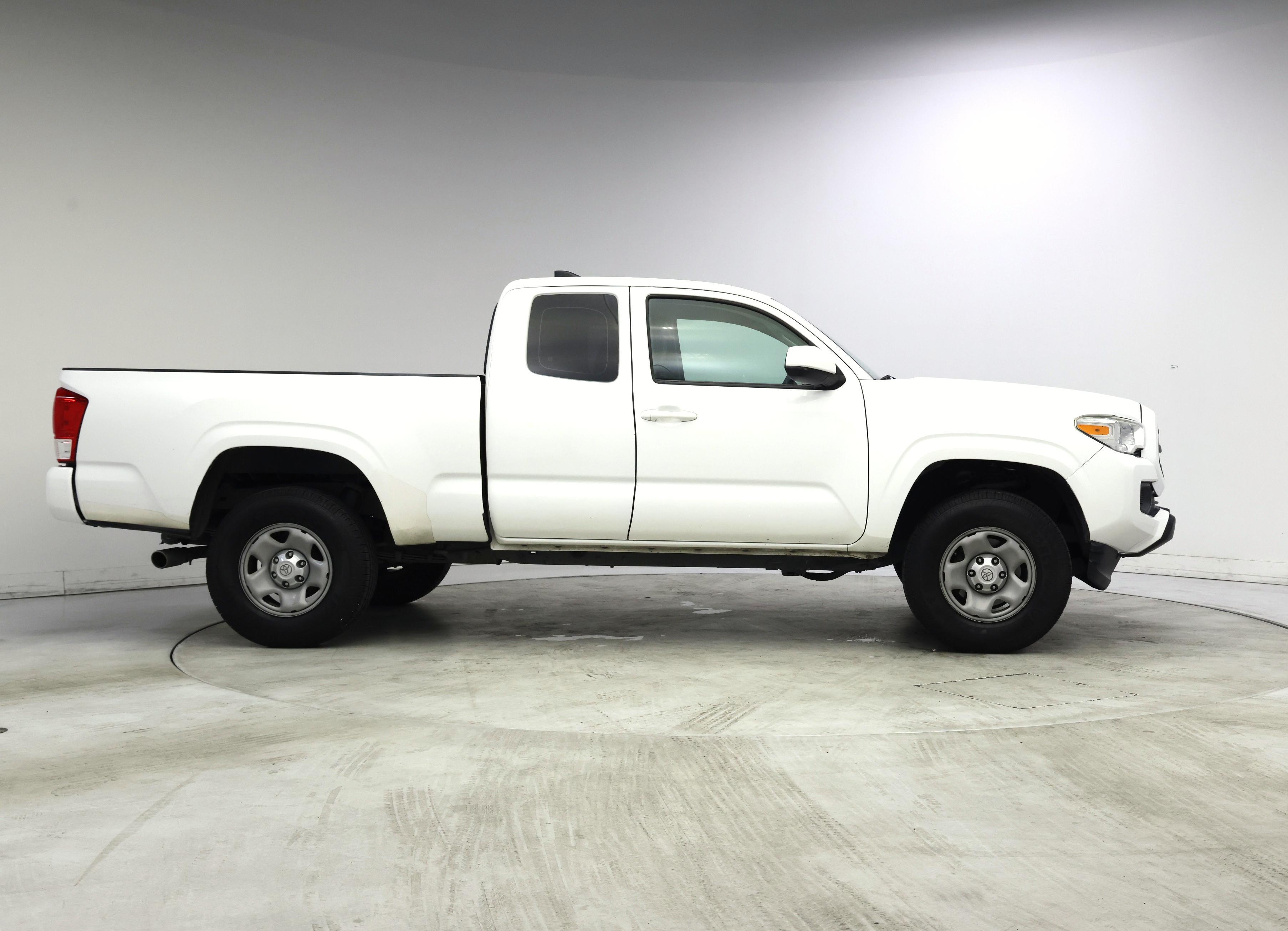 Thumbnail: 2017 Toyota Tacoma - 7