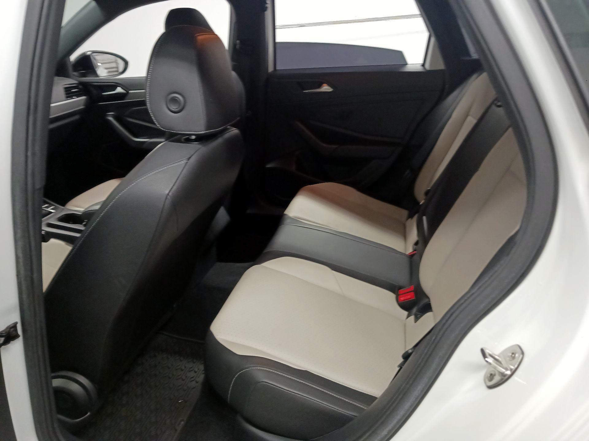 Thumbnail: 2019 Volkswagen Jetta - 17