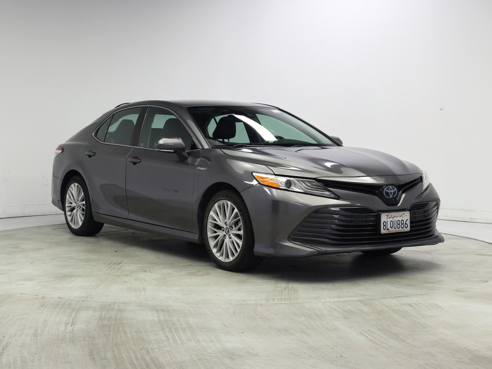 2019 Toyota Camry XLE Hybrid - Photo 2