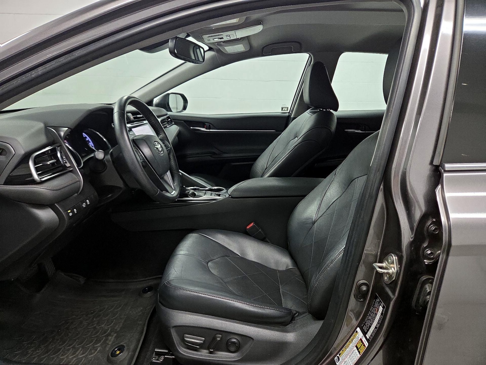 2019 Toyota Camry XLE Hybrid - Photo 12