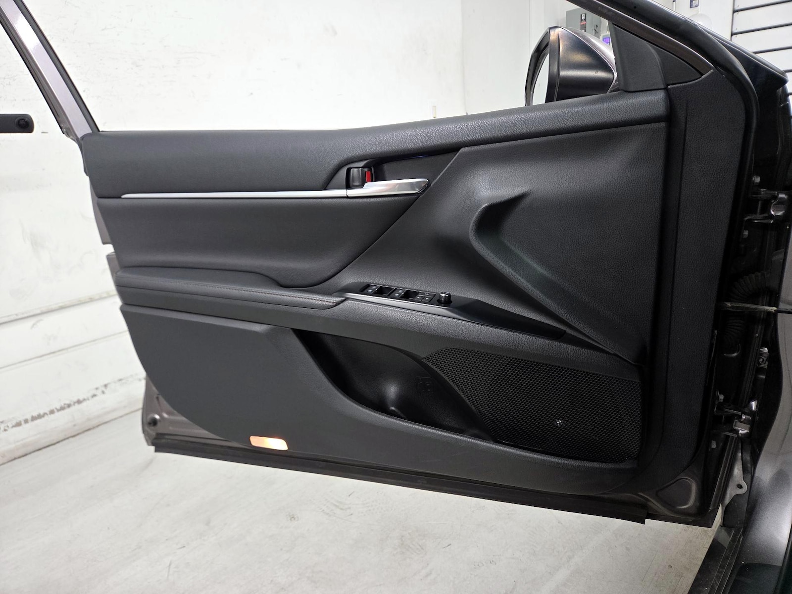 2019 Toyota Camry XLE Hybrid - Photo 13