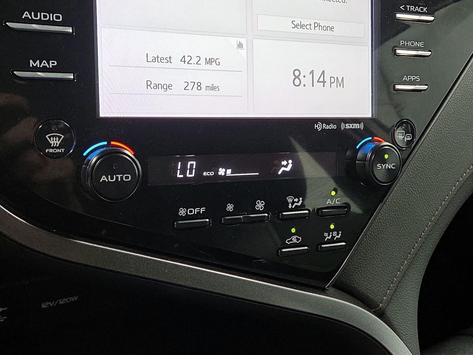 2019 Toyota Camry XLE Hybrid - Photo 16