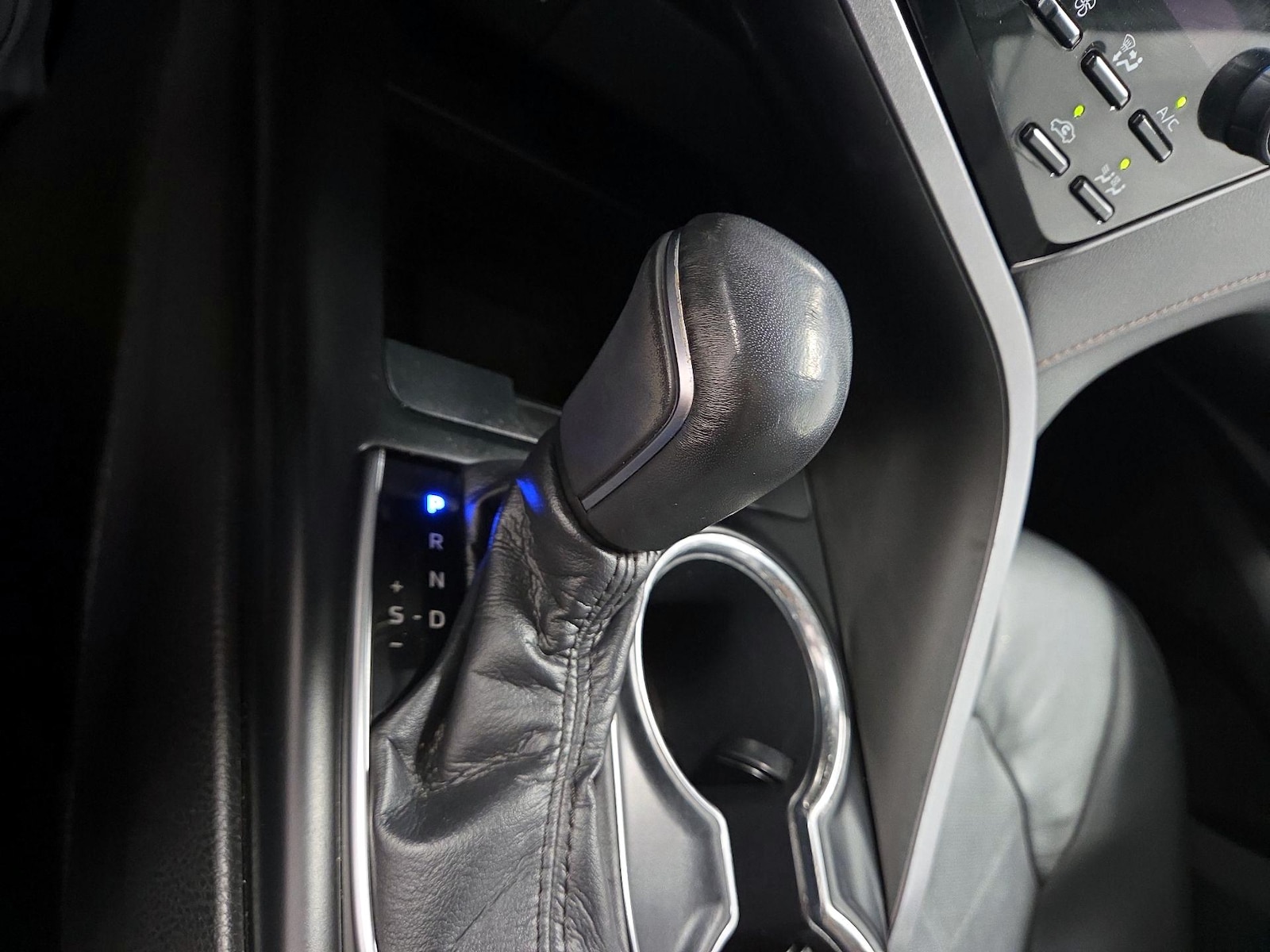 2019 Toyota Camry XLE Hybrid - Photo 17