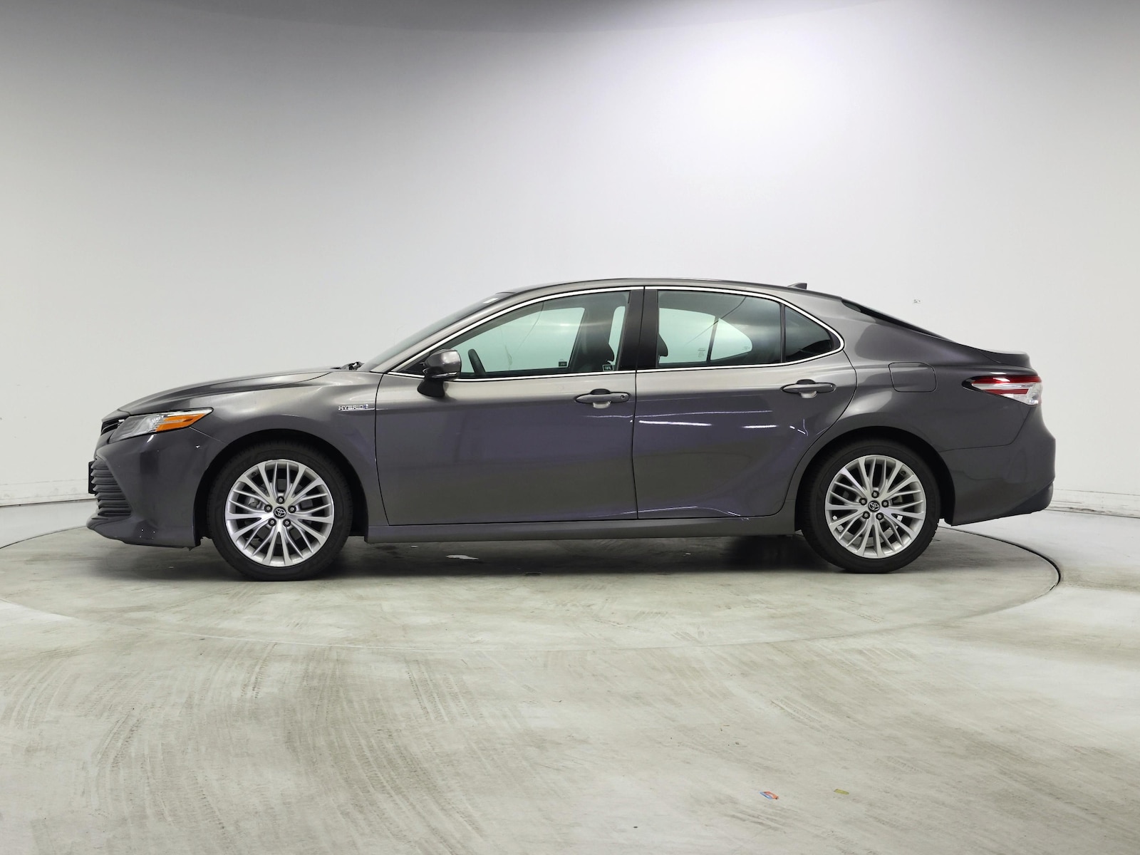 2019 Toyota Camry XLE Hybrid - Photo 4