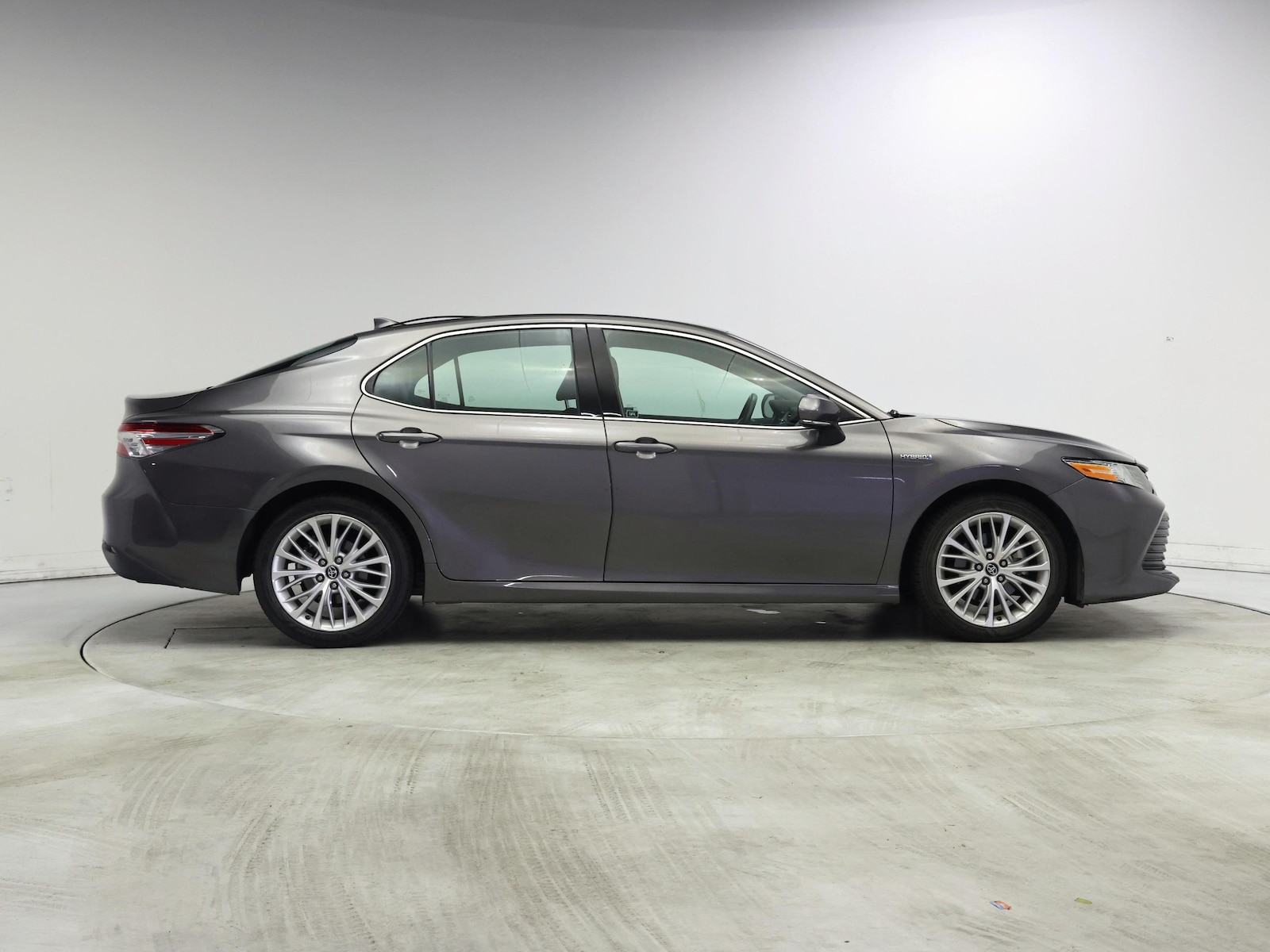 2019 Toyota Camry XLE Hybrid - Photo 8