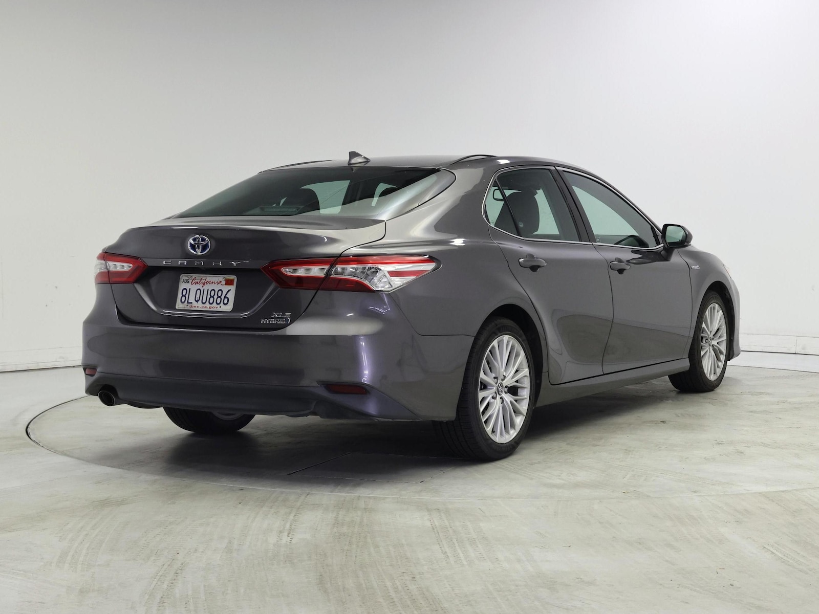 2019 Toyota Camry XLE Hybrid - Photo 9