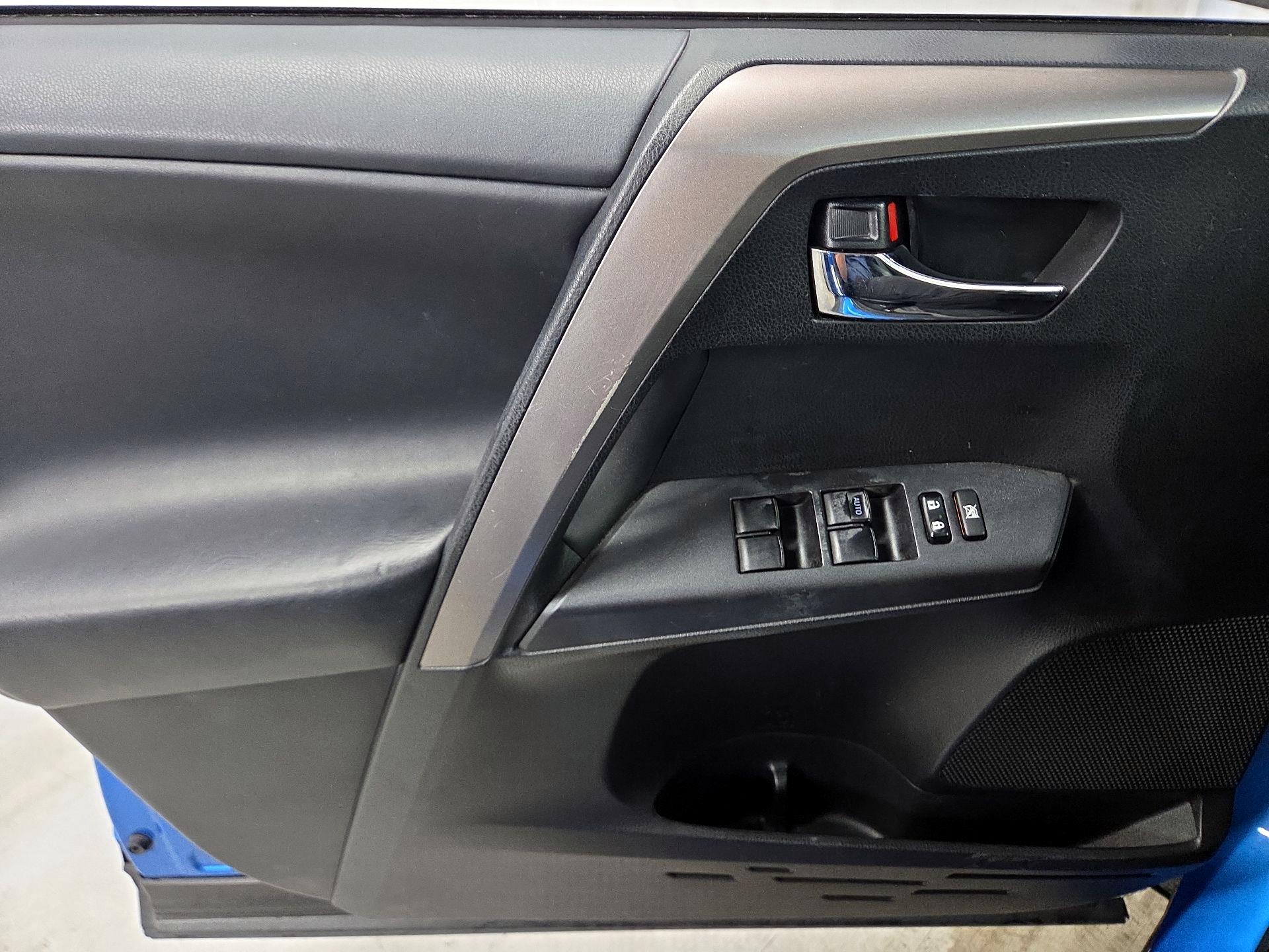 Thumbnail: 2018 Toyota RAV4 - 12