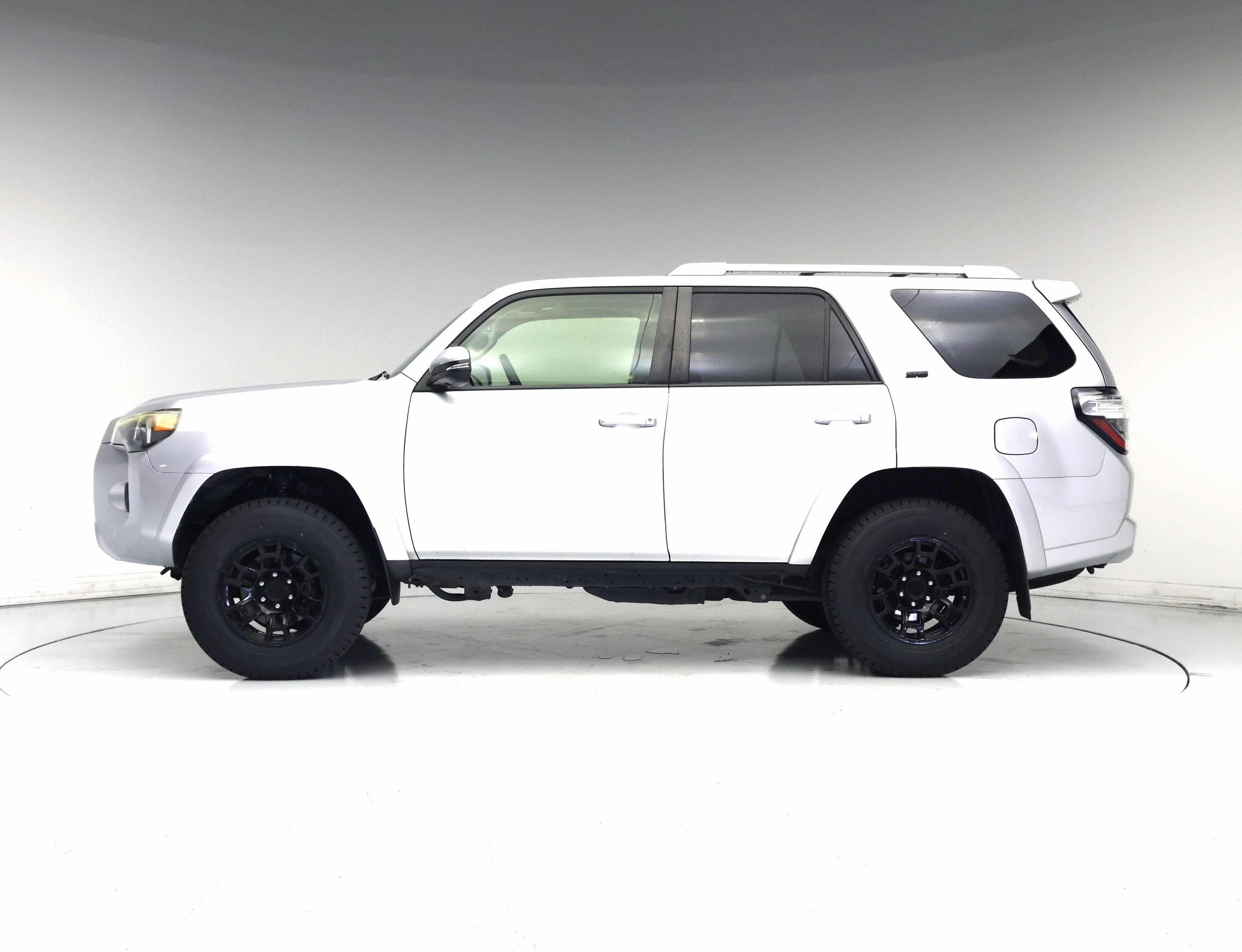 Thumbnail: 2016 Toyota 4Runner - 3