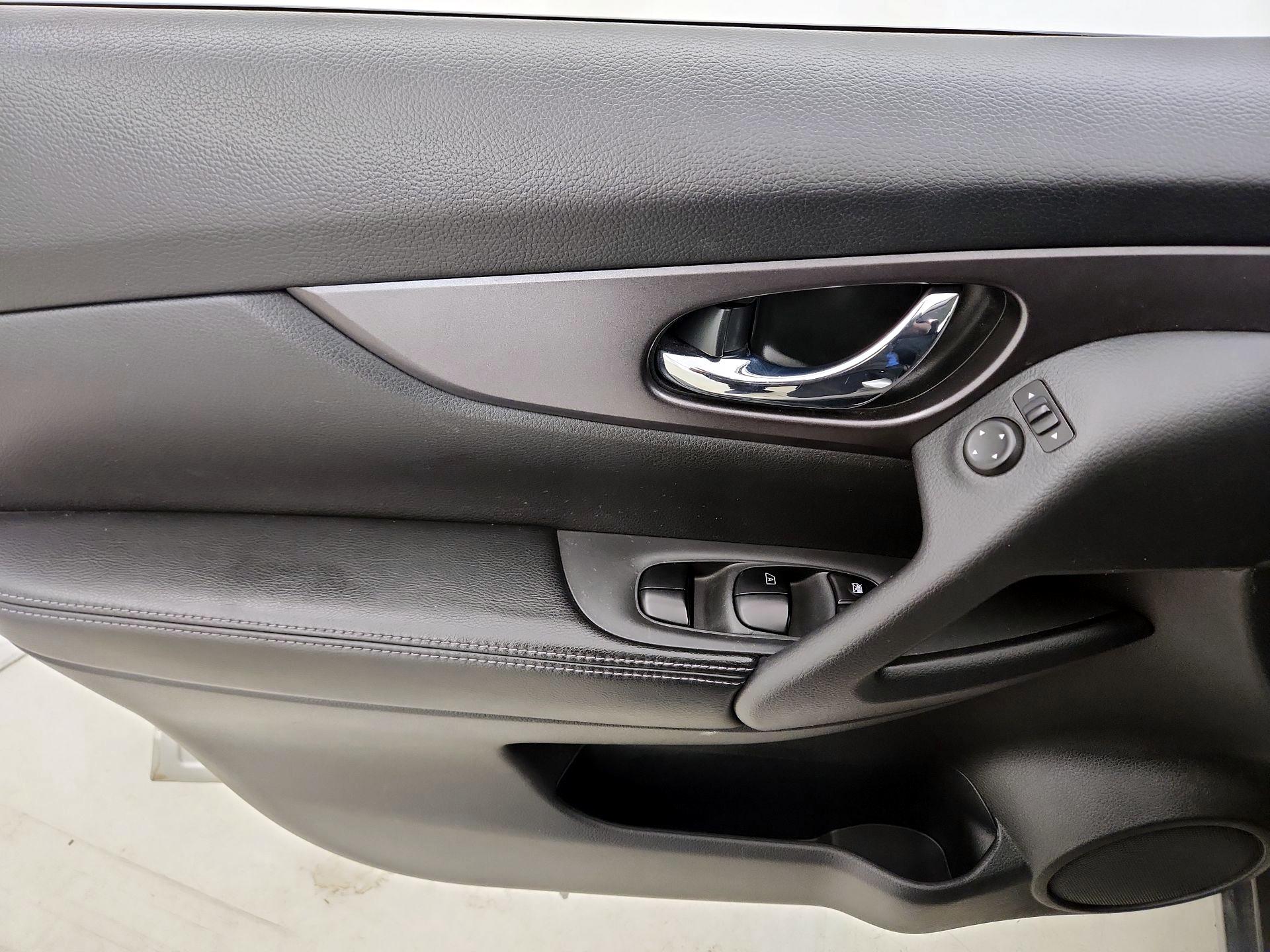 Thumbnail: 2016 Nissan Rogue - 12